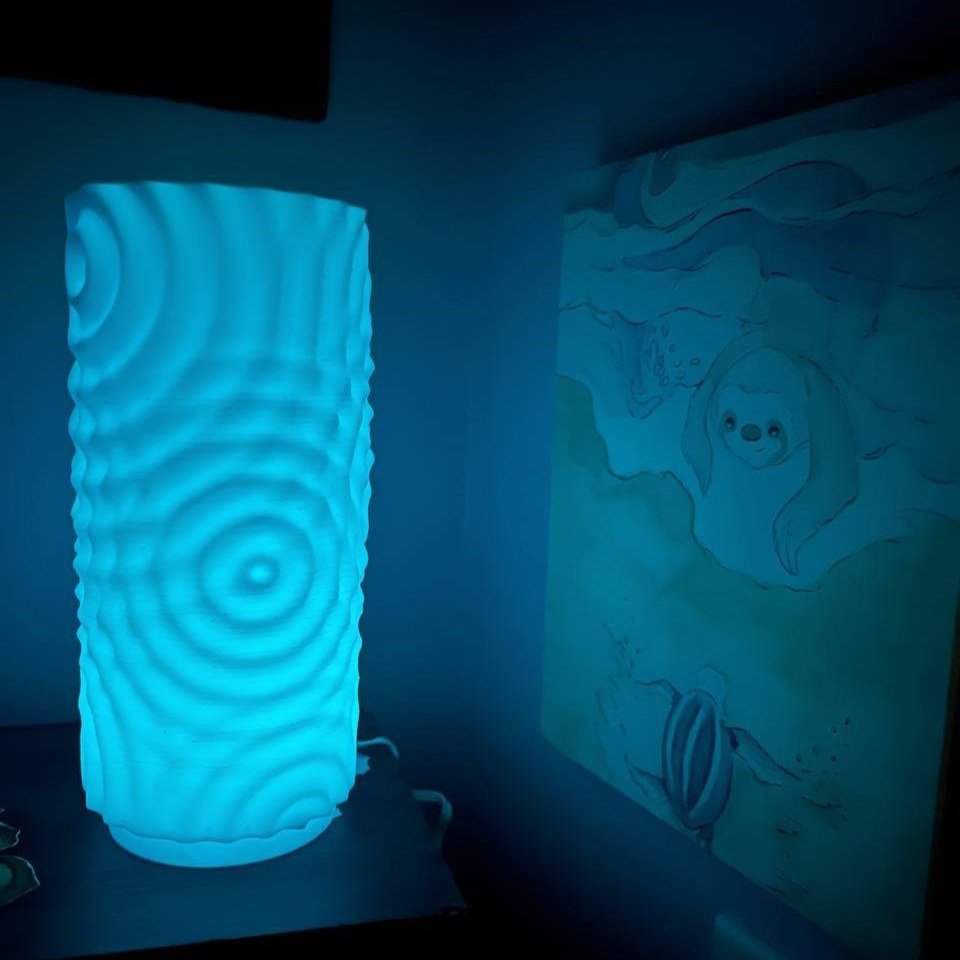 Lampe phosphorescente à effet ondulant sur l'eau – Une touche océanique fascinante 