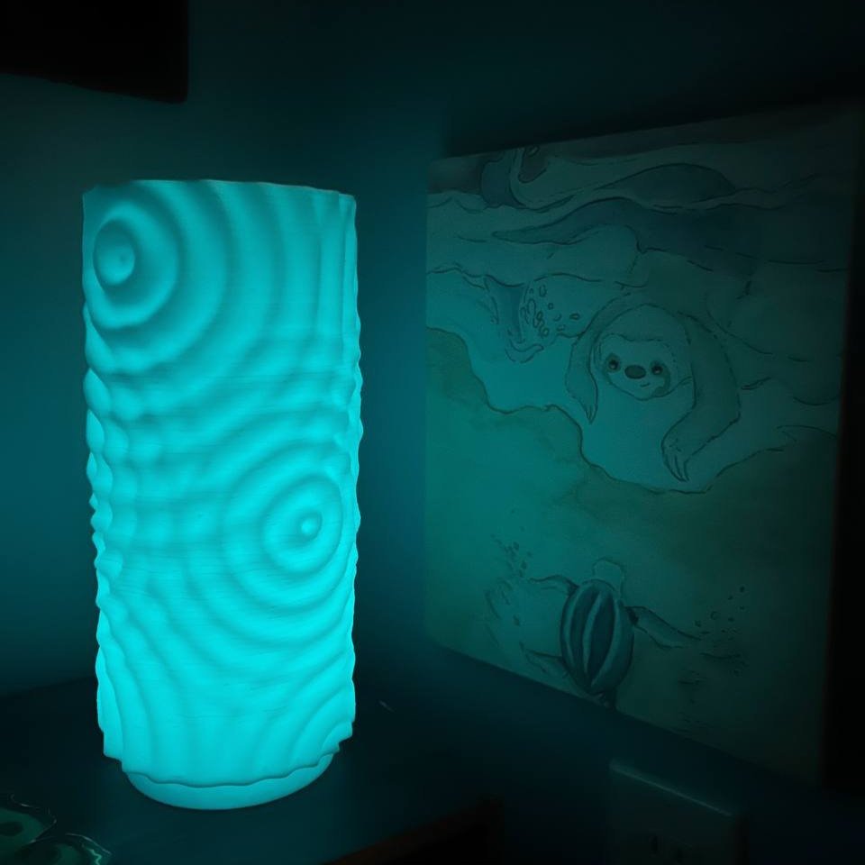 Lampe phosphorescente à effet ondulant sur l'eau – Une touche océanique fascinante 