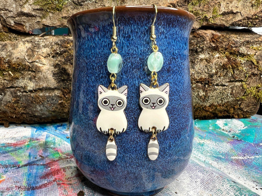 Boucles d'oreilles chat blanc et gris – Chatons espiègles avec queues pendantes et perles de verre d'uranium bleu sarcelle doux 