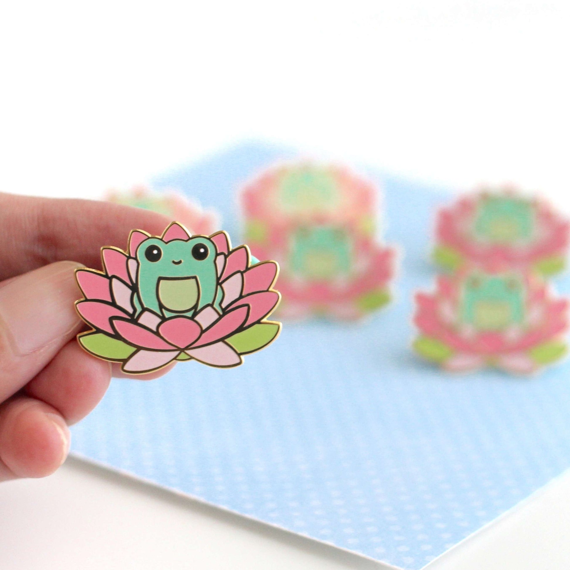 Broche grenouille fleur de lotus rose - Broche en émail dur - Cadeau grenouille mignon