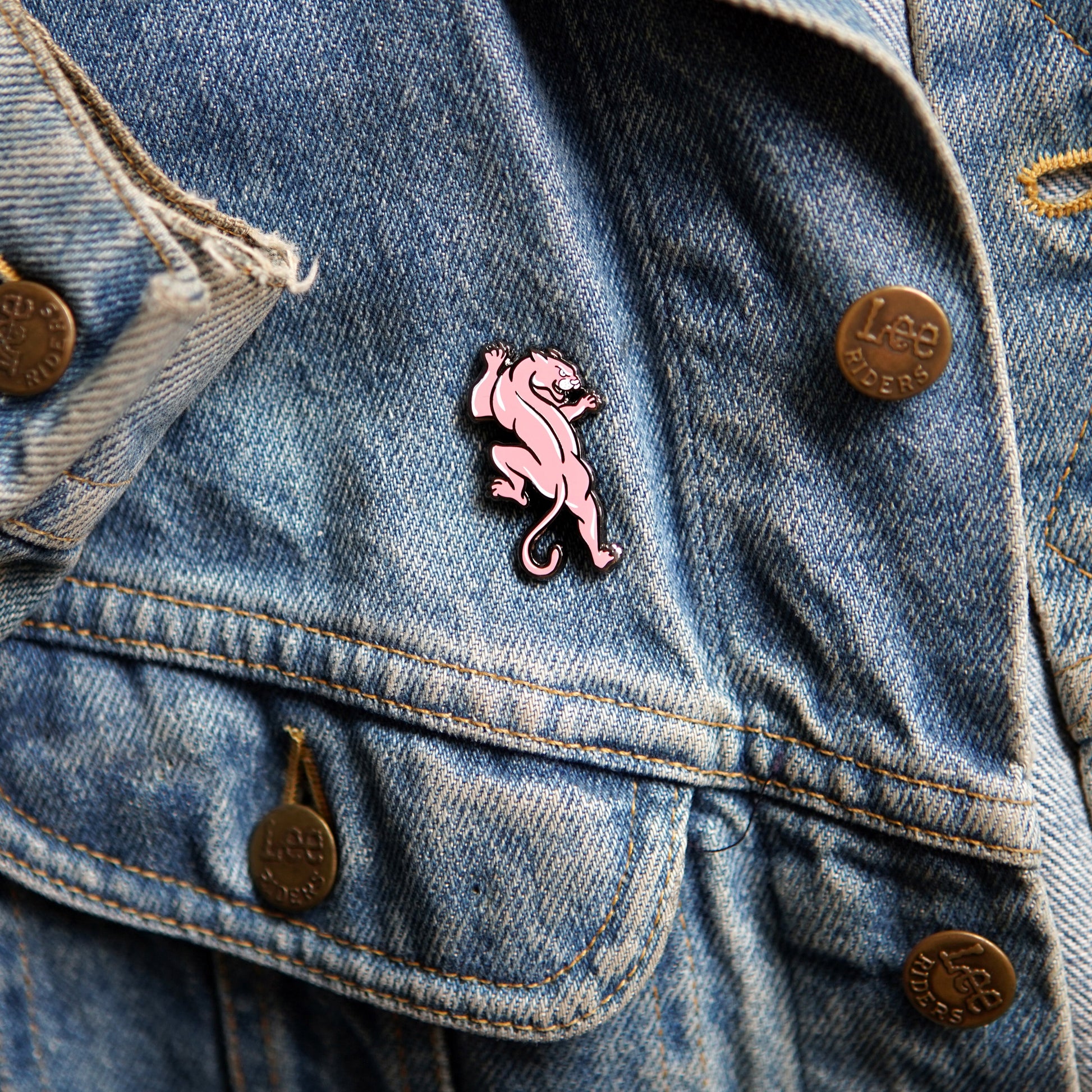 Broche en émail Panthère rose