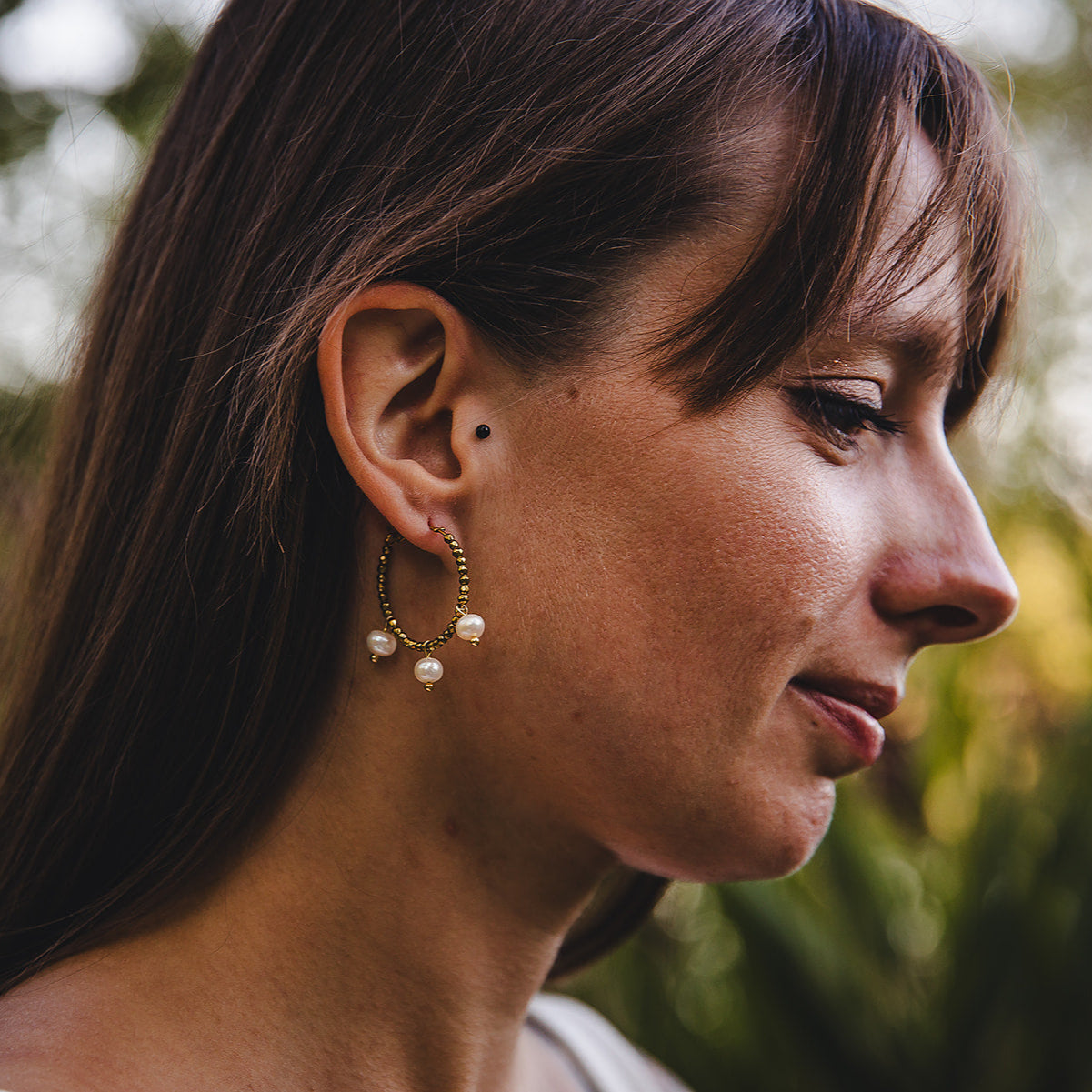 Boucles d'oreilles créoles dorées avec perles d'eau douce | AURÉA