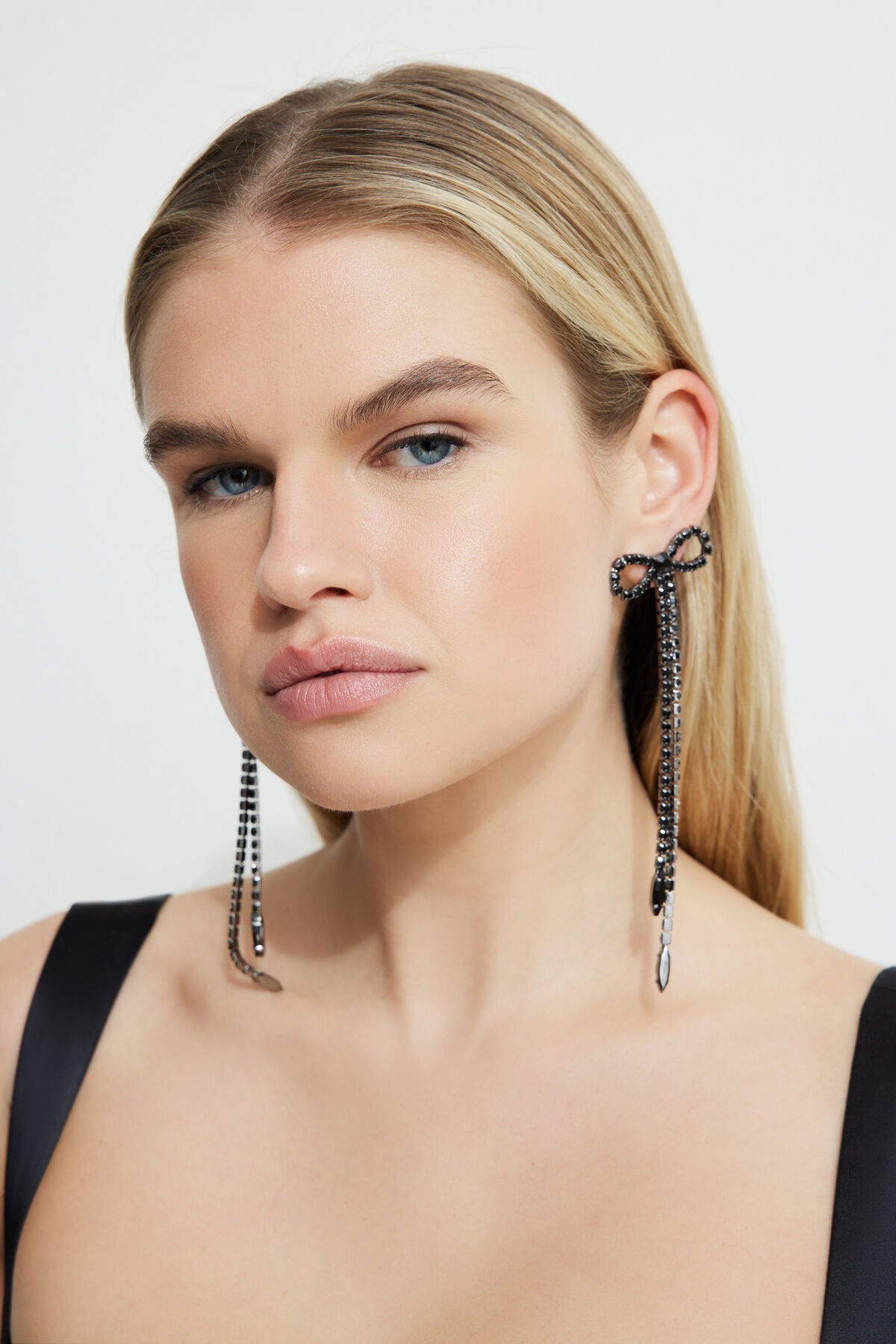 Boucles d'oreilles surdimensionnées avec nœud en pierres précieuses suspendues