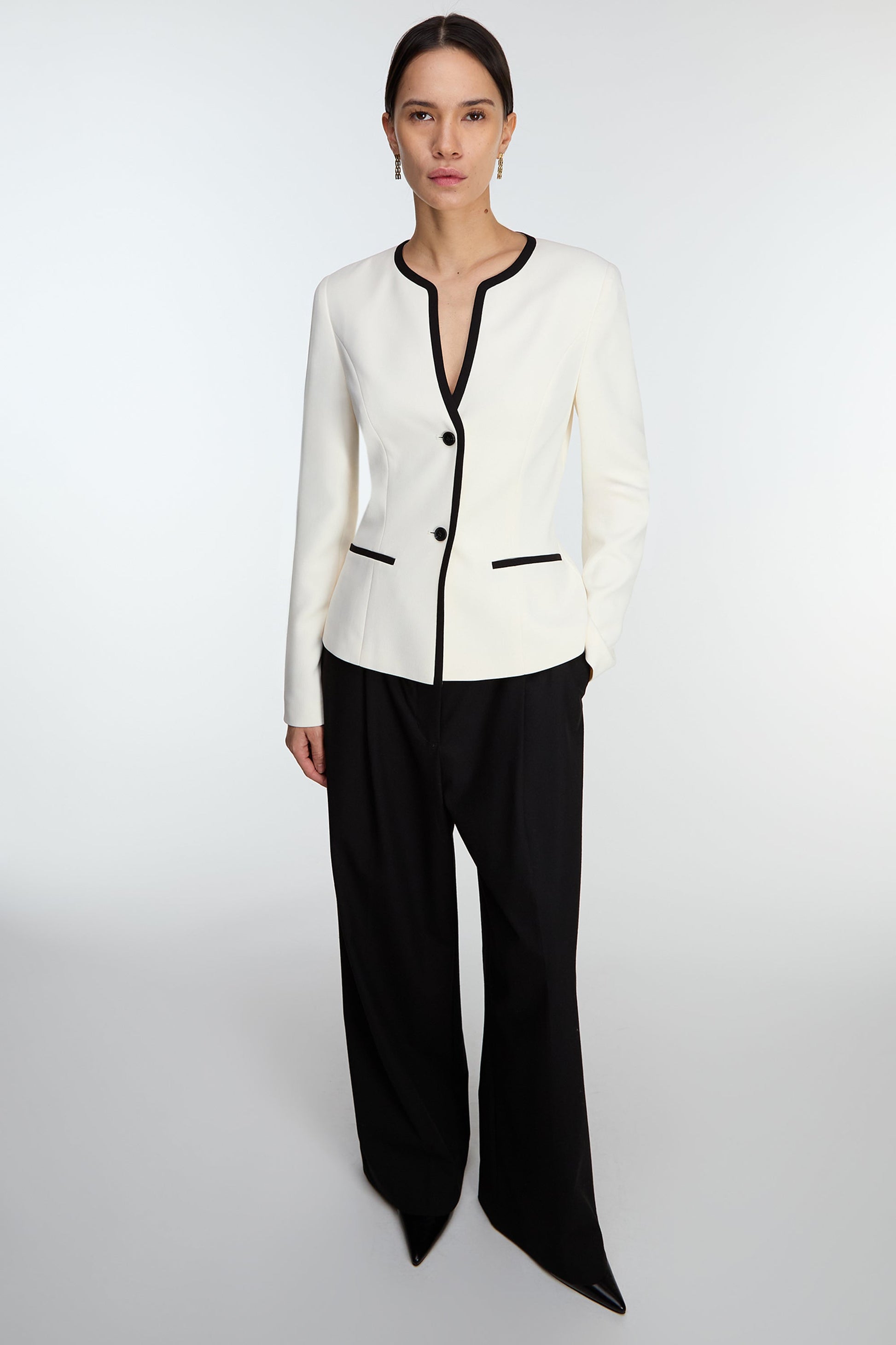 Blazer sans col à boutons sur le devant et bordure contrastante