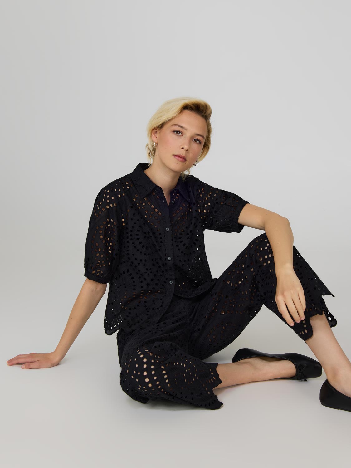 Pantalon court à œillets