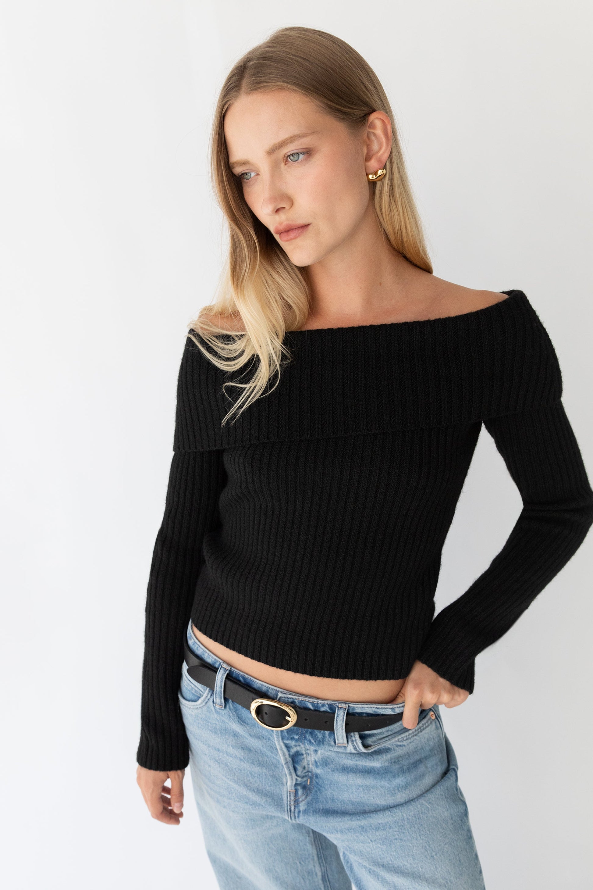 PULL COURT À ÉPAULES DÉNUDÉES