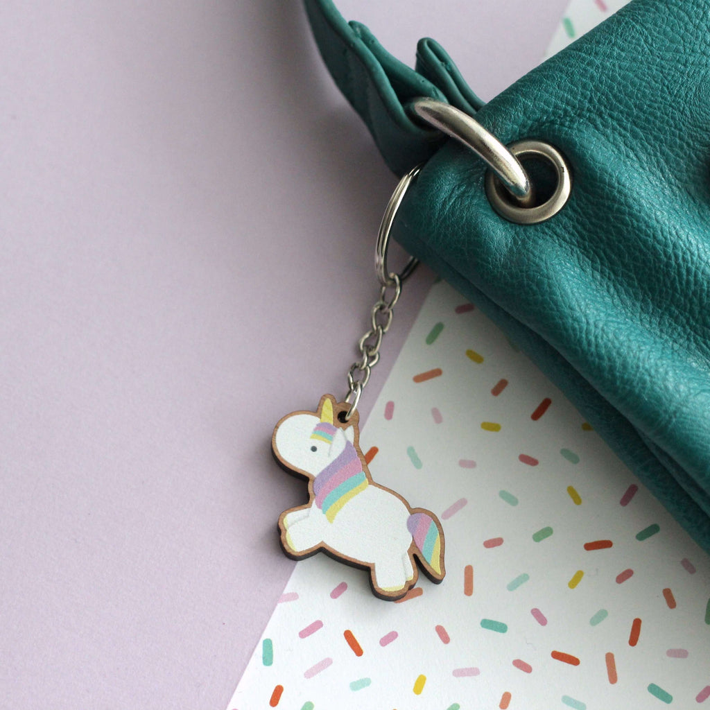 Porte-clés en bois licorne arc-en-ciel - Cadeau pour amoureux des licornes - Breloque pour sac à dos