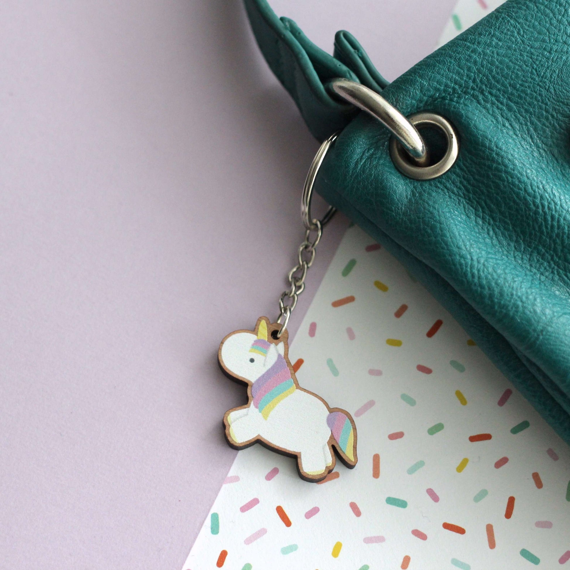 Porte-clés en bois licorne arc-en-ciel - Cadeau pour amoureux des licornes - Breloque pour sac à dos