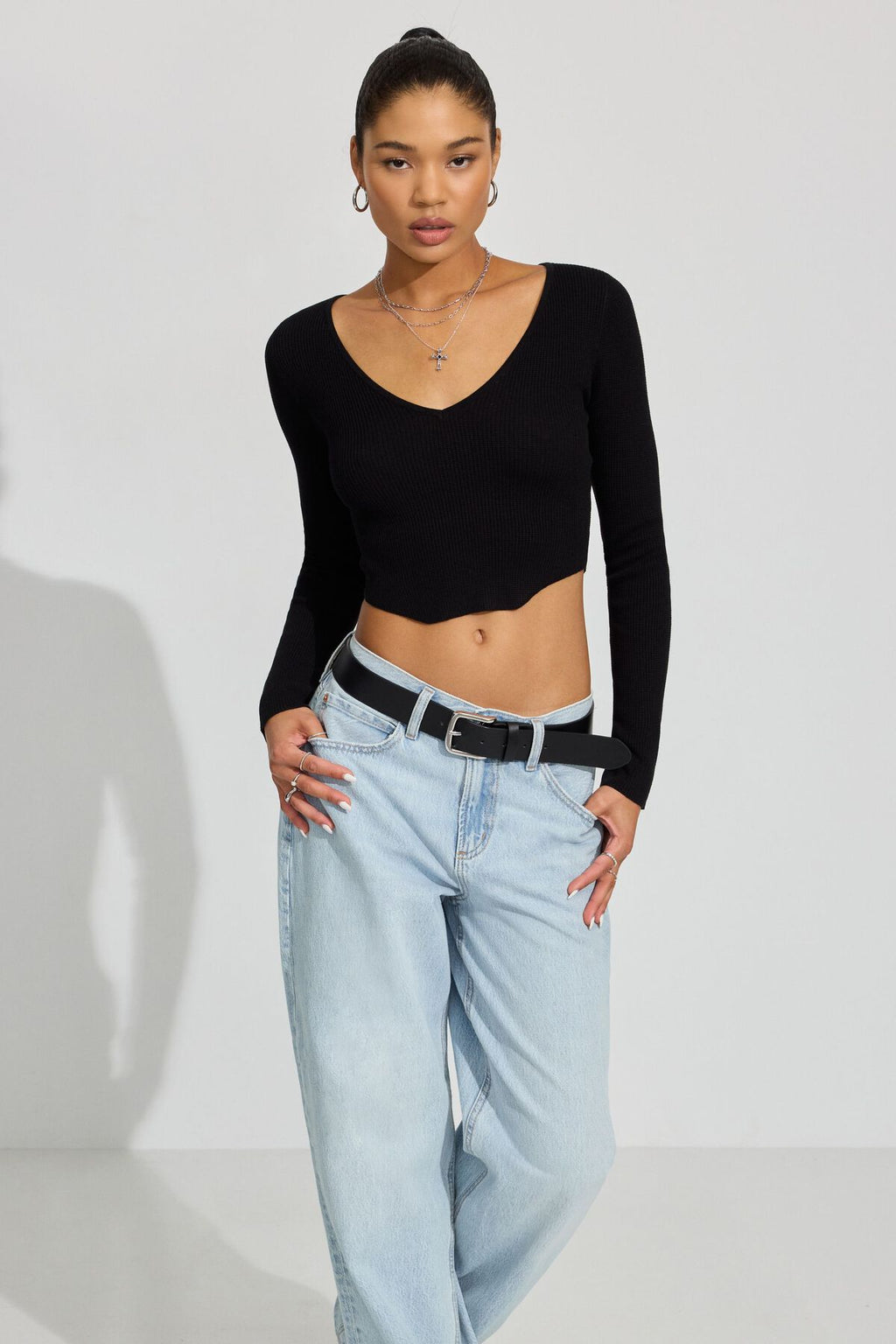 Pull moulant à col en V