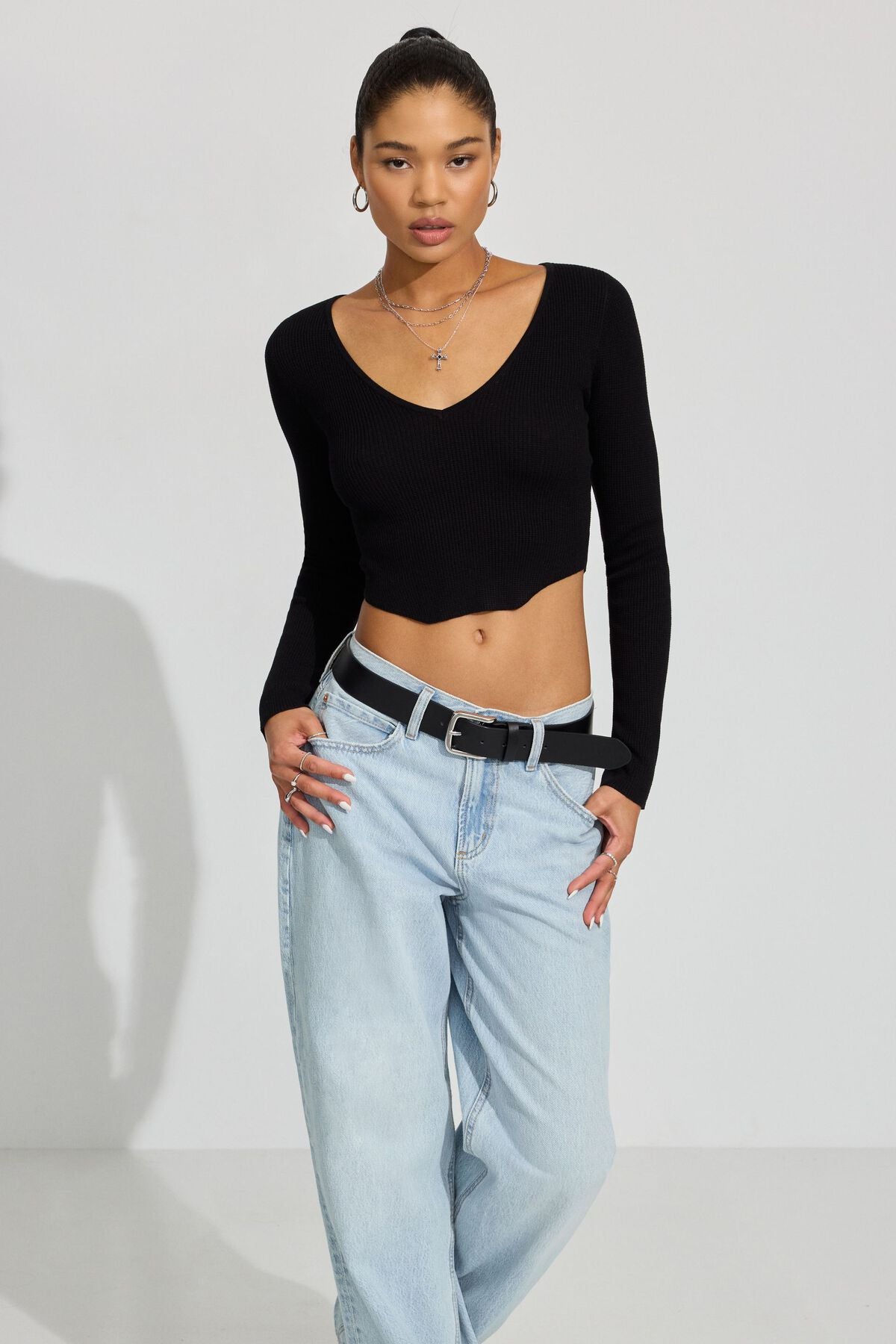 Pull moulant à col en V