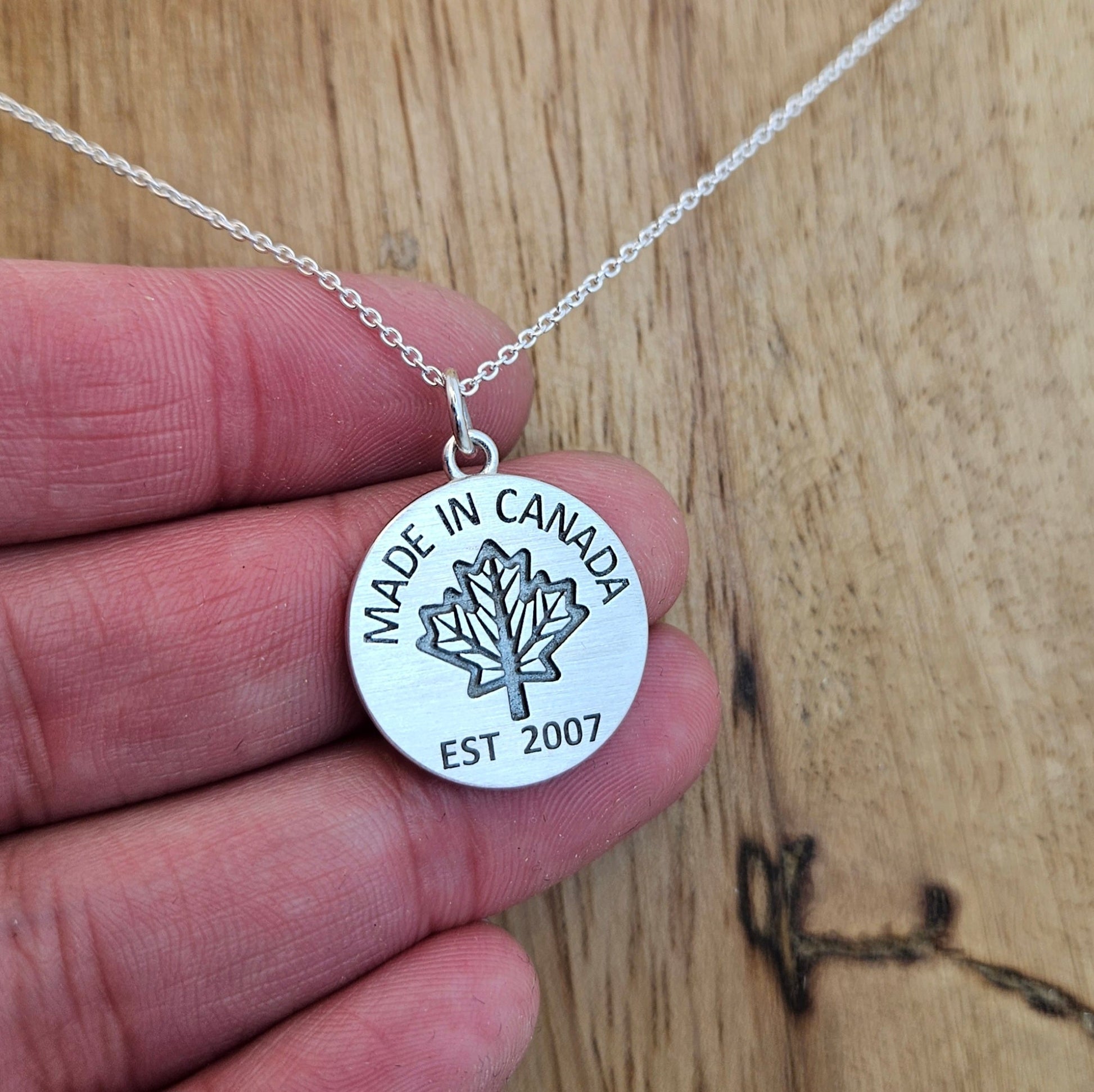 Pendentif circulaire personnalisable fabriqué au Canada (PRÉVENTE)