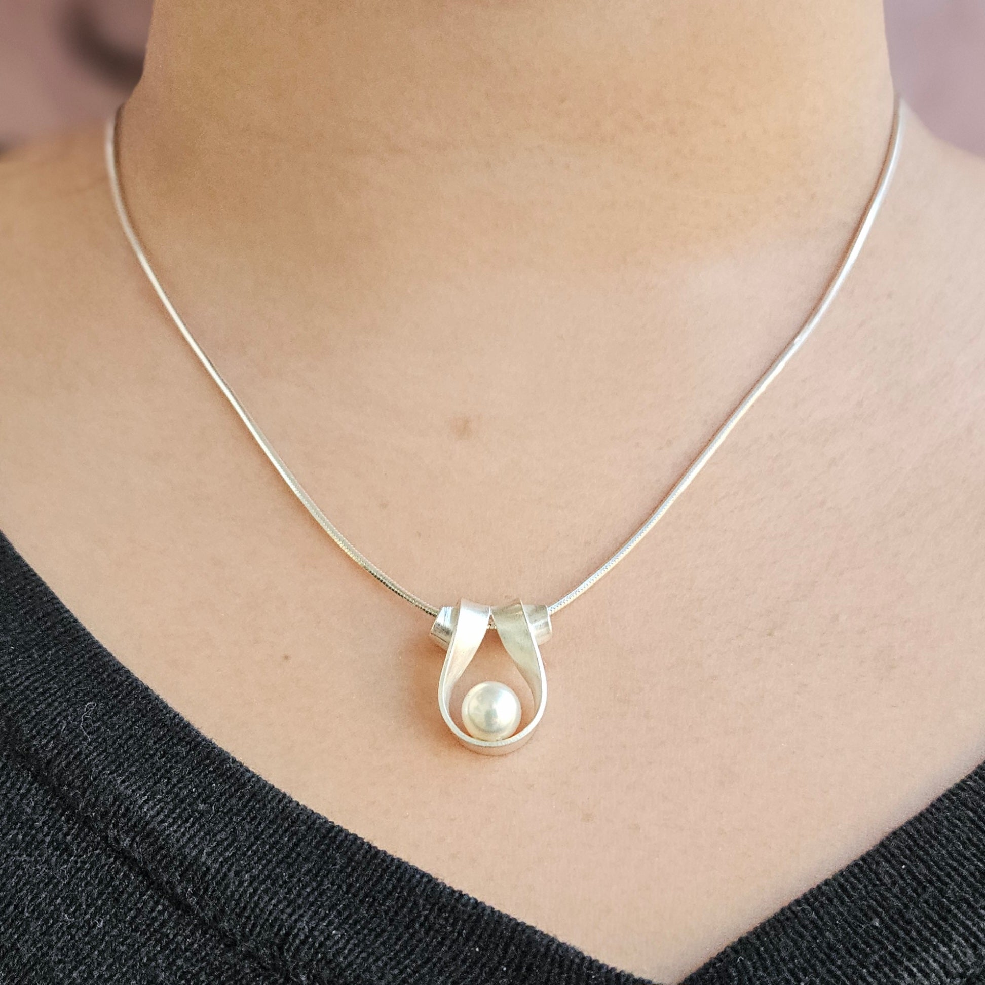 Pendentif ruban avec perle d'eau douce - Petit