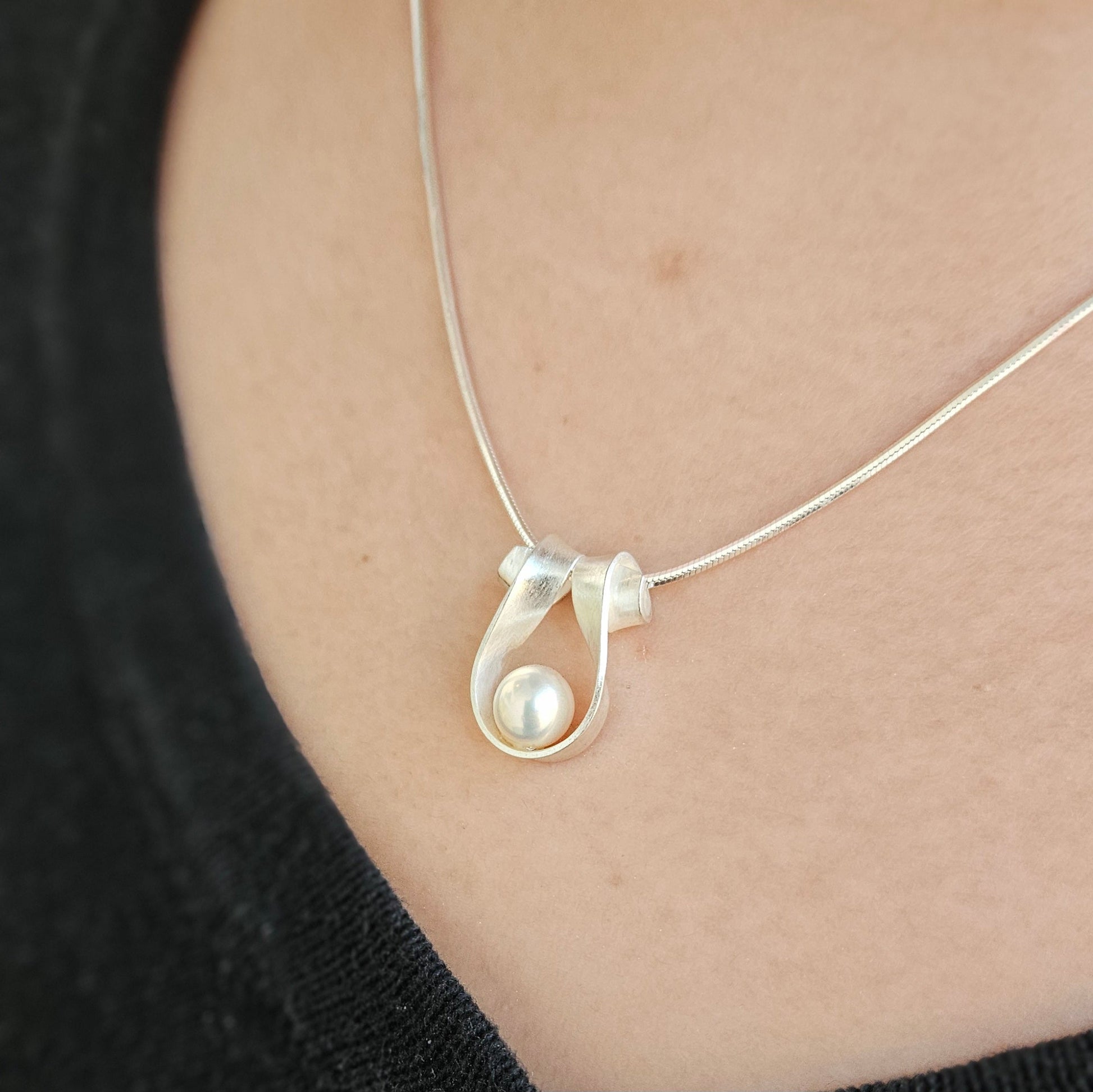 Pendentif ruban avec perle d'eau douce - Petit