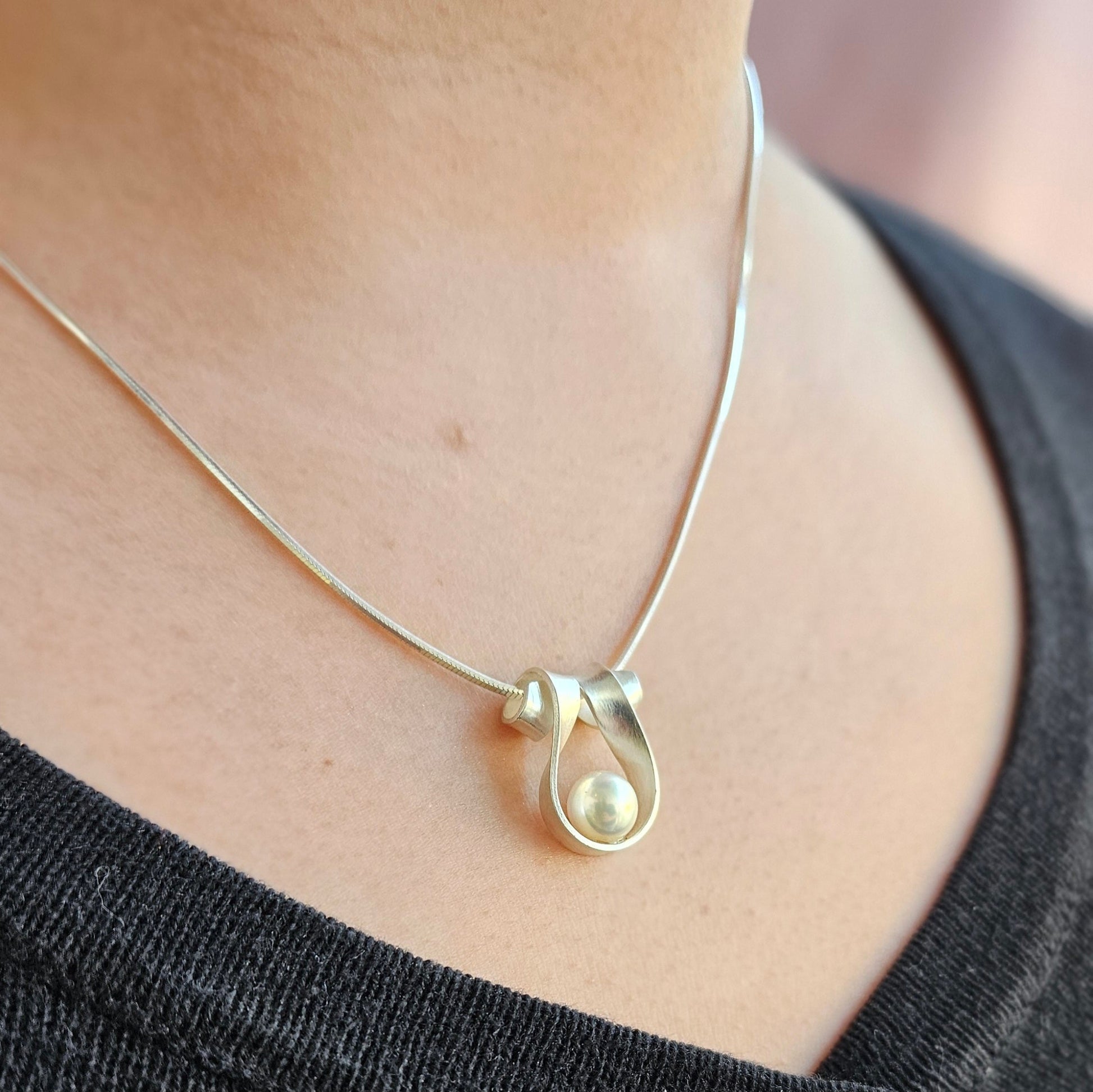 Pendentif ruban avec perle d'eau douce - Petit