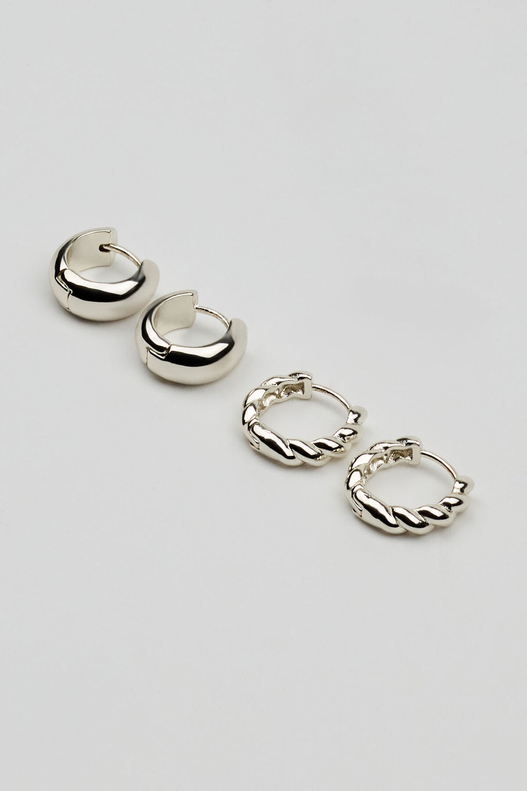 Lot de 2 boucles d'oreilles créoles torsadées et lisses