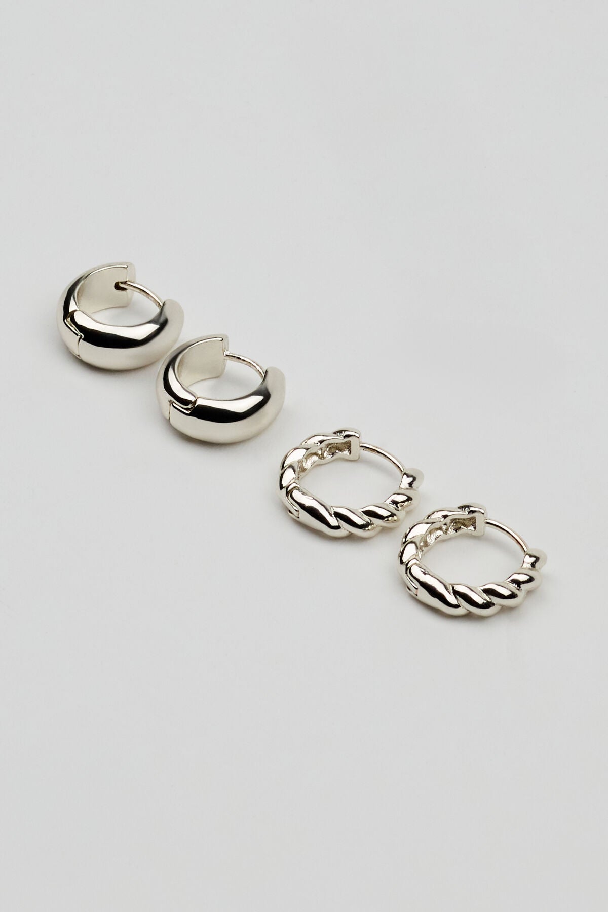 Lot de 2 boucles d'oreilles créoles torsadées et lisses