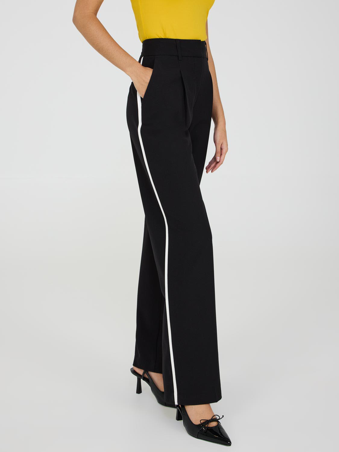 Pantalon large à passepoils contrastés