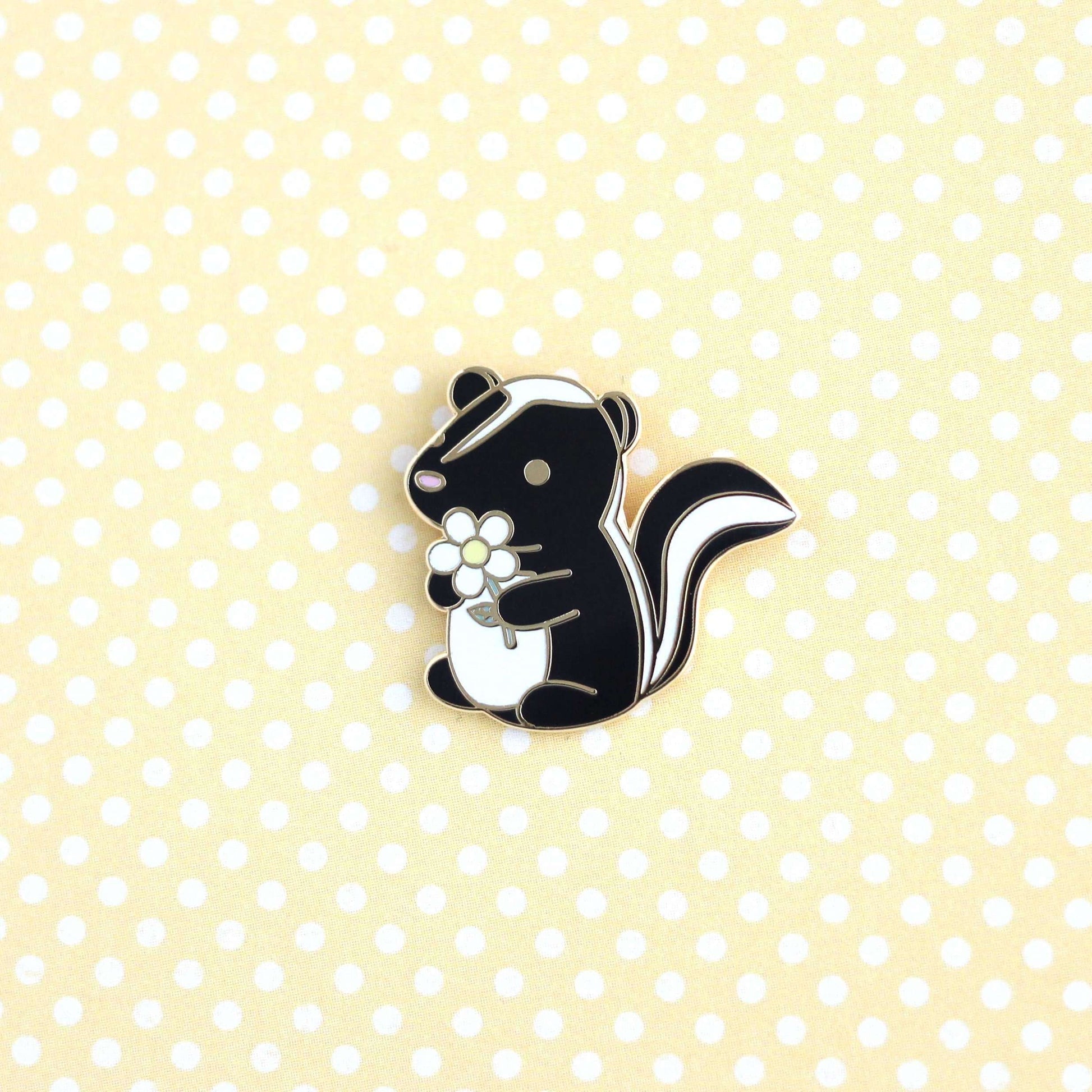 Broche en émail « Mouffette et marguerite » (version noire) – Cadeau mignon en forme de mouffette