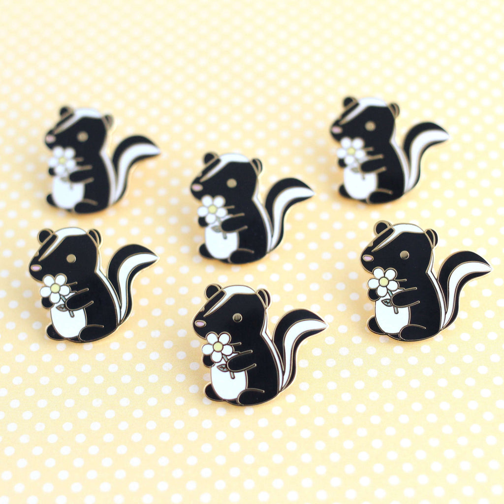Broche en émail « Mouffette et marguerite » (version noire) – Cadeau mignon en forme de mouffette