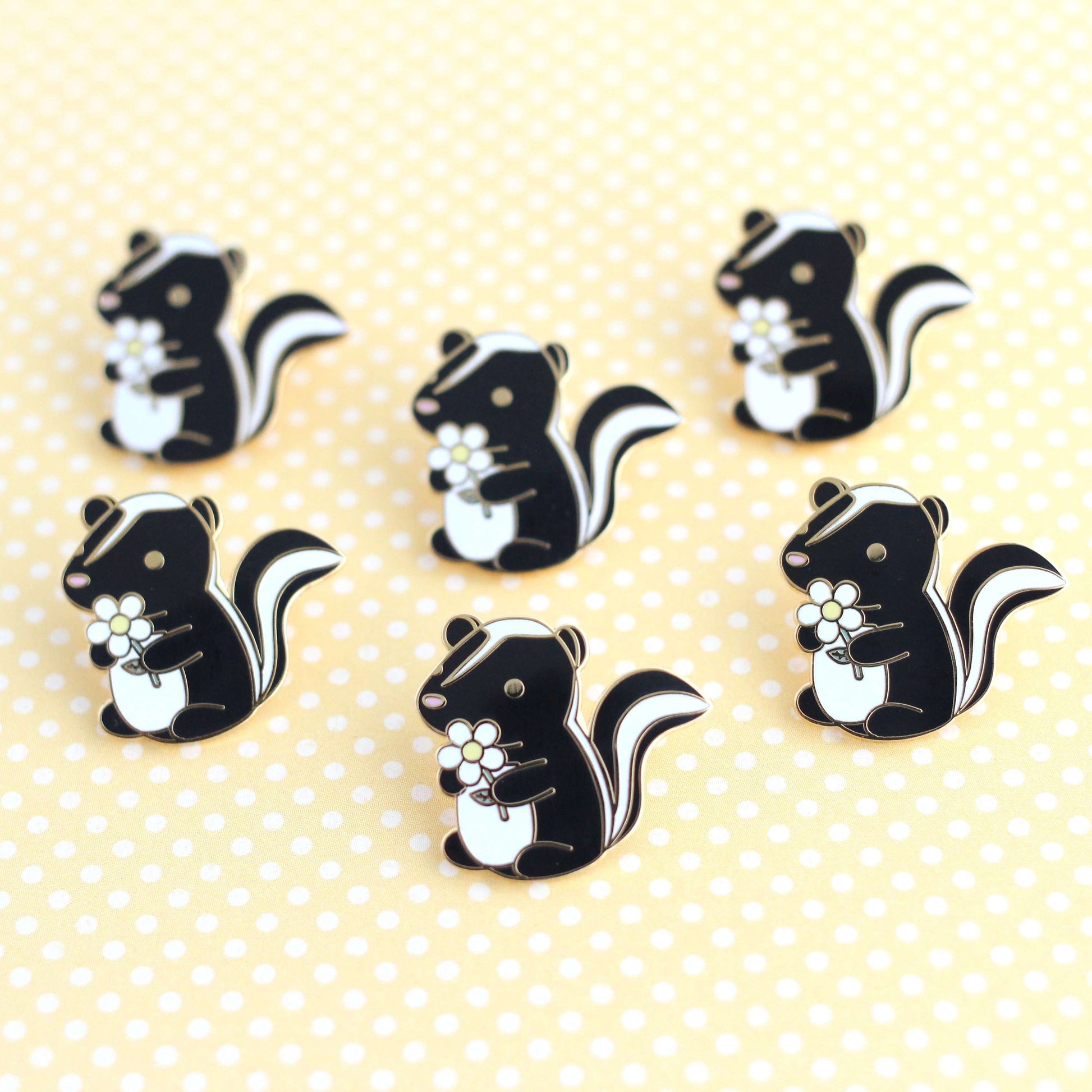 Broche en émail « Mouffette et marguerite » (version noire) – Cadeau mignon en forme de mouffette