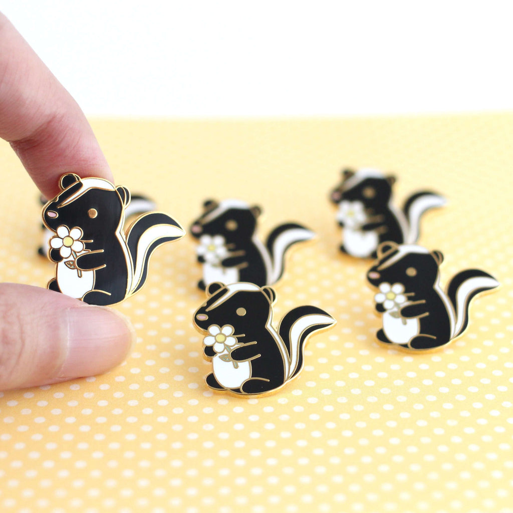 Broche en émail « Mouffette et marguerite » (version noire) – Cadeau mignon en forme de mouffette