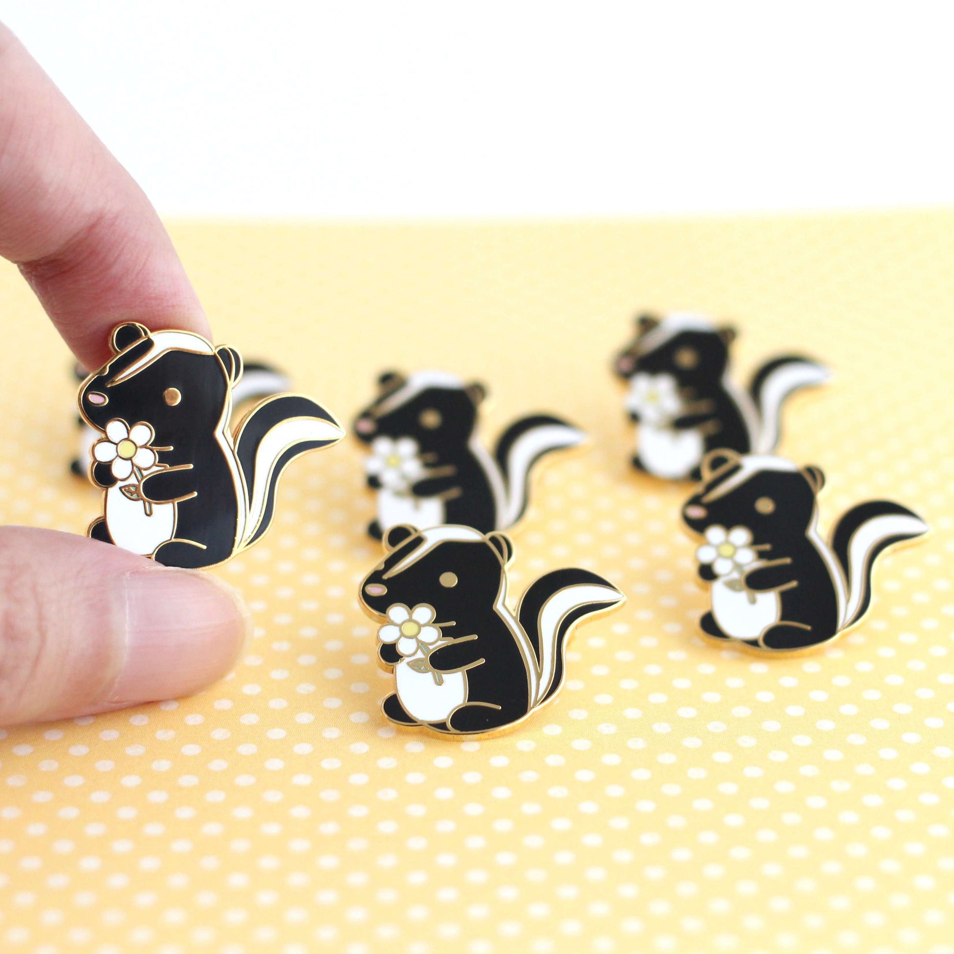 Broche en émail « Mouffette et marguerite » (version noire) – Cadeau mignon en forme de mouffette