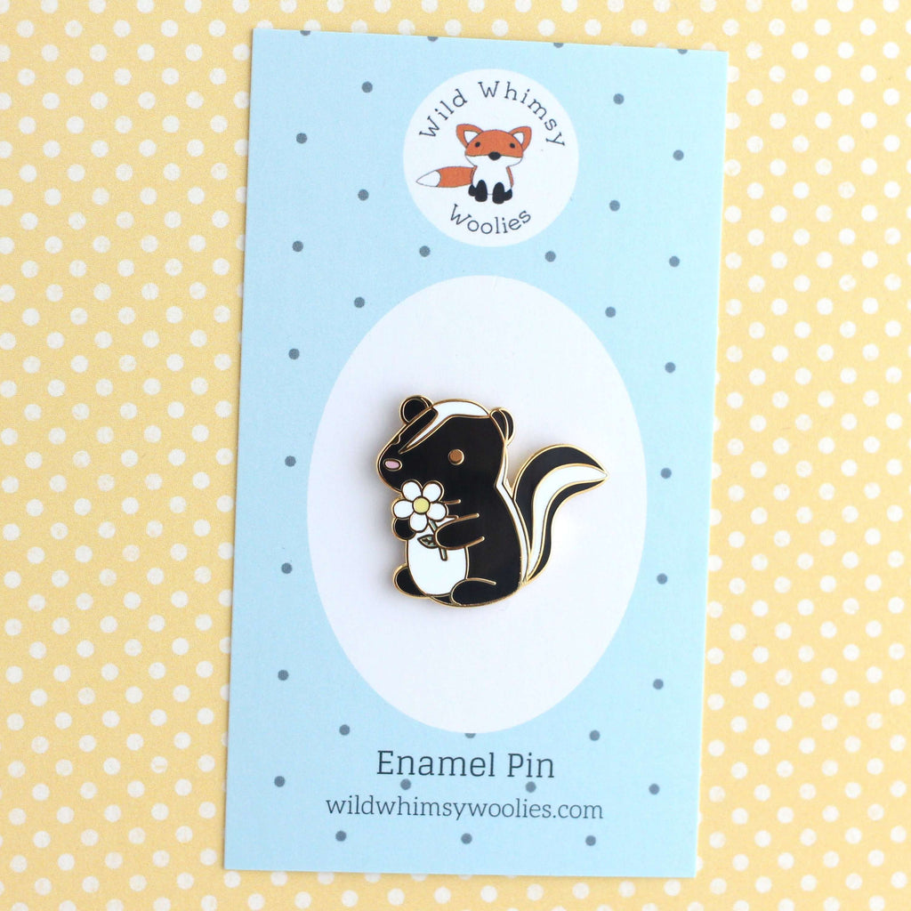 Broche en émail « Mouffette et marguerite » (version noire) – Cadeau mignon en forme de mouffette