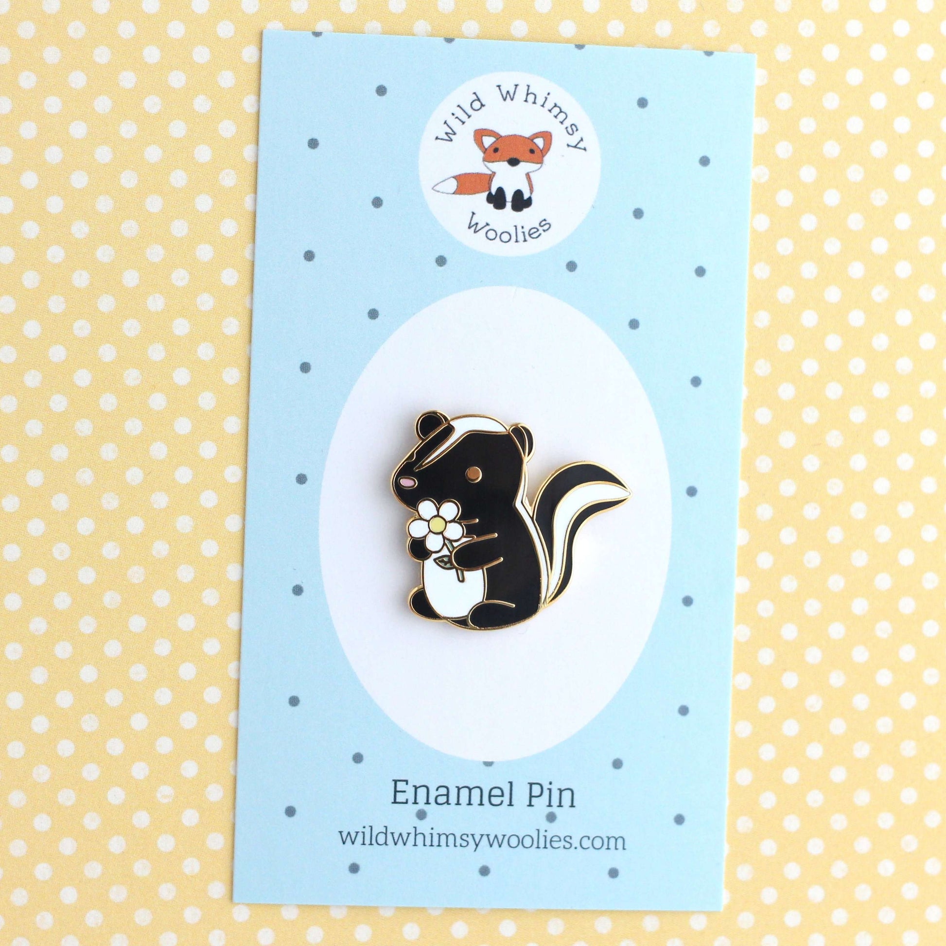 Broche en émail « Mouffette et marguerite » (version noire) – Cadeau mignon en forme de mouffette