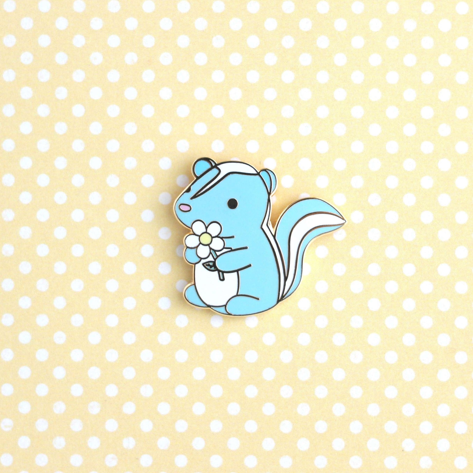 Broche en émail « Mouffette et Marguerite » (variante turquoise) - Broche « Mouffette » pour sac à dos