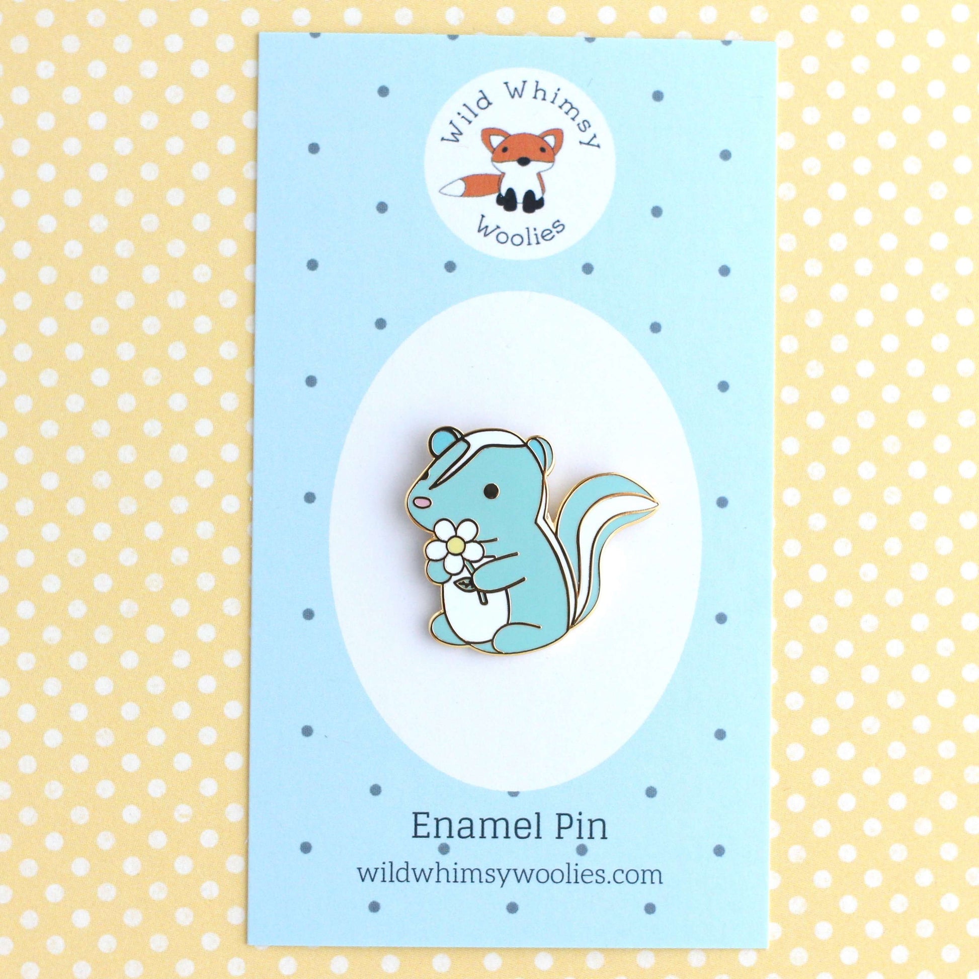 Broche en émail « Mouffette et Marguerite » (variante turquoise) - Broche « Mouffette » pour sac à dos
