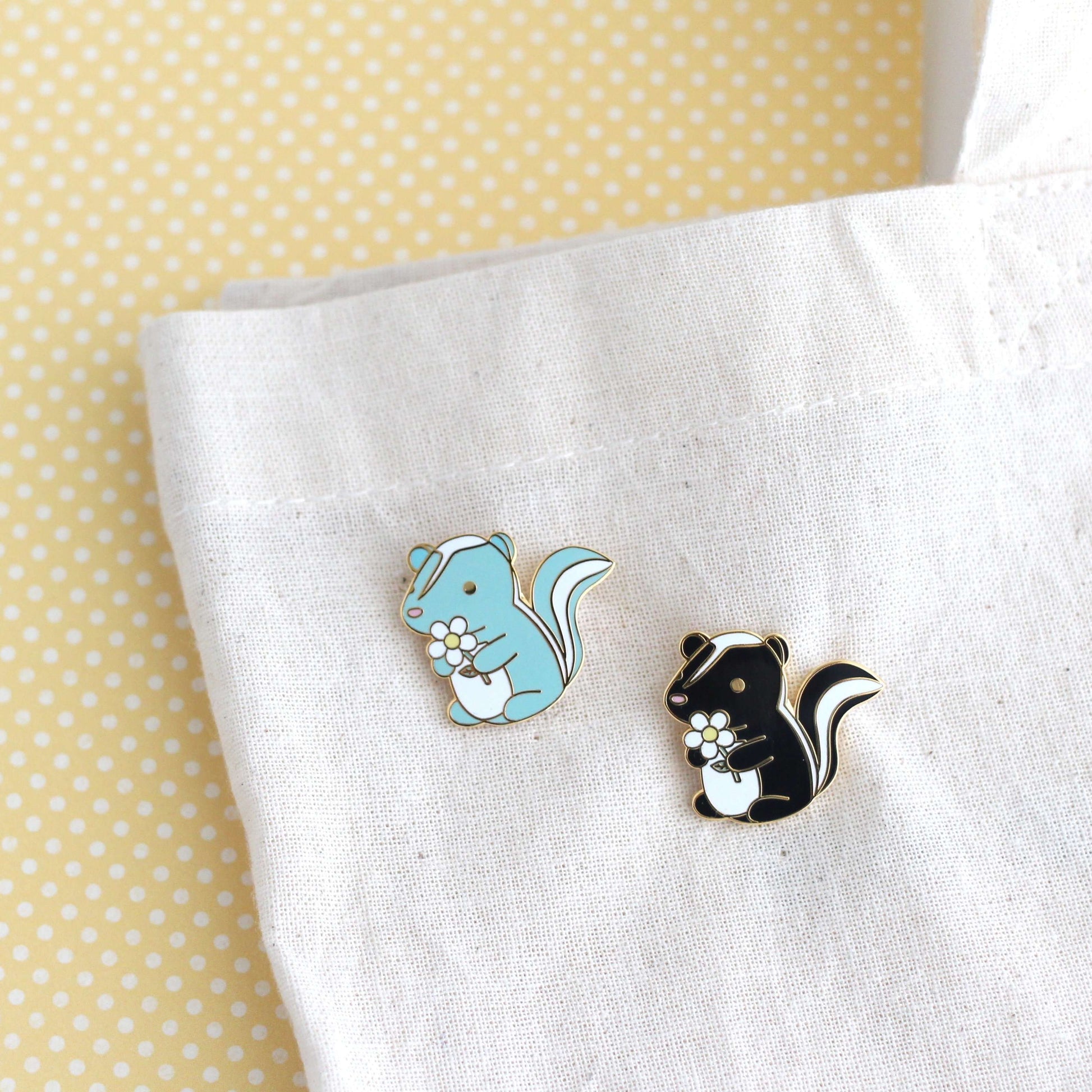 Broche en émail « Mouffette et Marguerite » (variante turquoise) - Broche « Mouffette » pour sac à dos