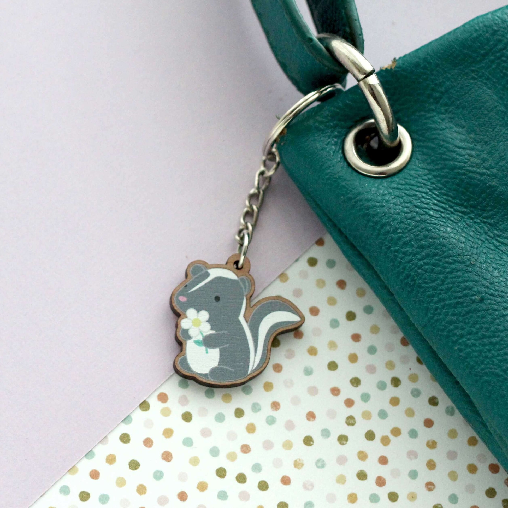 Porte-clés en bois « Mouffette avec marguerite » – Charmant porte-bonheur en bois – Cadeau écologique