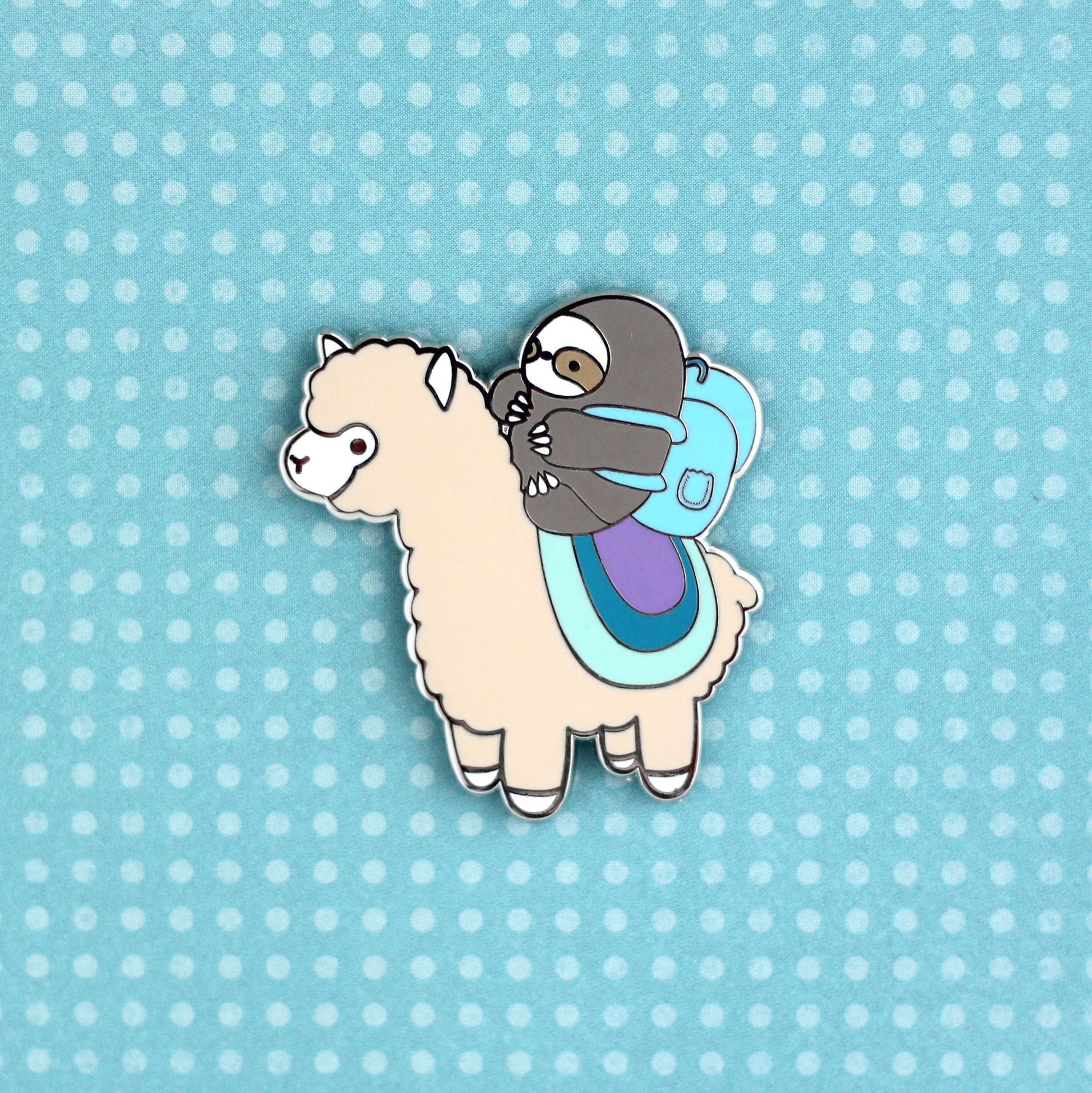 Broche émaillée « Aventurier paresseux et alpaga » (argent) – Broche lama pour sac à dos – Cadeau paresseux