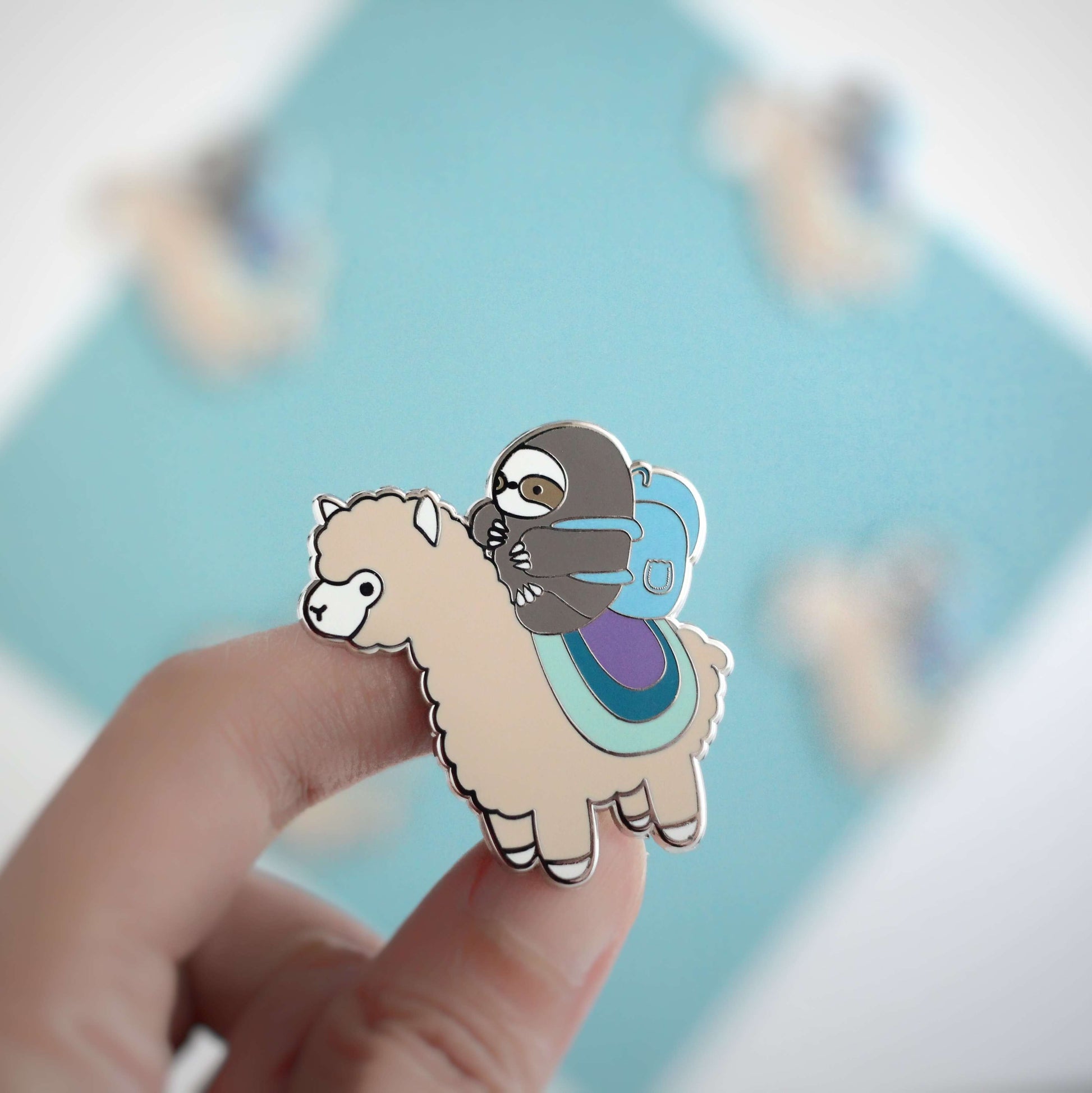 Broche émaillée « Aventurier paresseux et alpaga » (argent) – Broche lama pour sac à dos – Cadeau paresseux