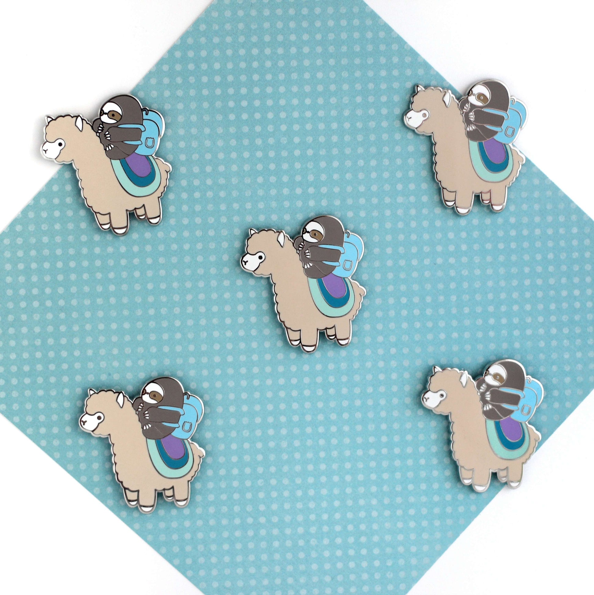 Broche émaillée « Aventurier paresseux et alpaga » (argent) – Broche lama pour sac à dos – Cadeau paresseux