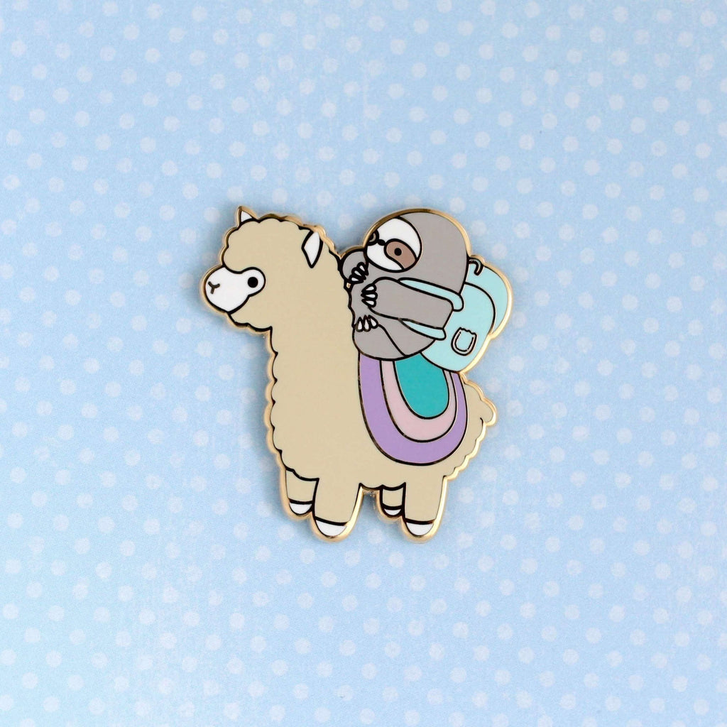 Broche d'aventurier paresseux et alpaga (doré, version pastel) - Broche émaillée alpaga - Cadeau paresseux - Broche lama