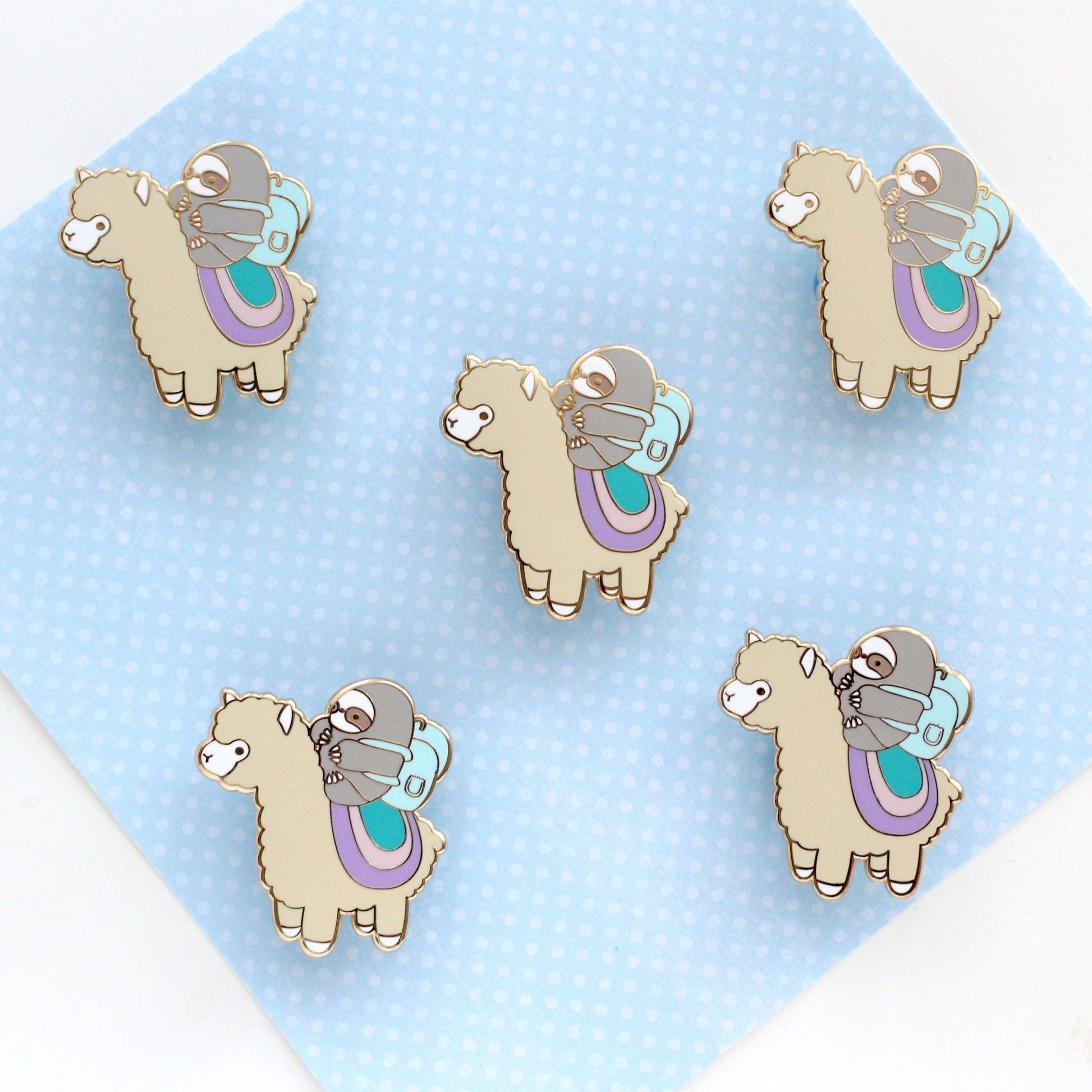 Broche d'aventurier paresseux et alpaga (doré, version pastel) - Broche émaillée alpaga - Cadeau paresseux - Broche lama