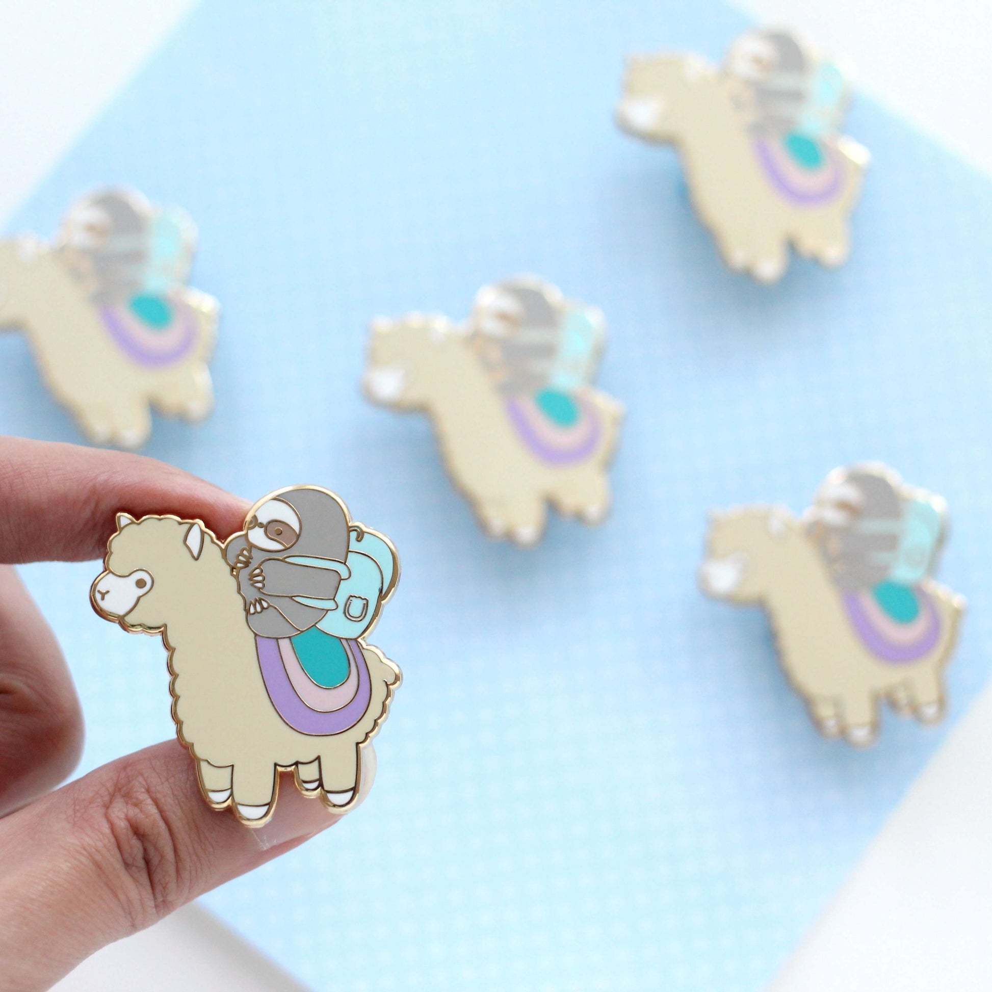 Broche d'aventurier paresseux et alpaga (doré, version pastel) - Broche émaillée alpaga - Cadeau paresseux - Broche lama