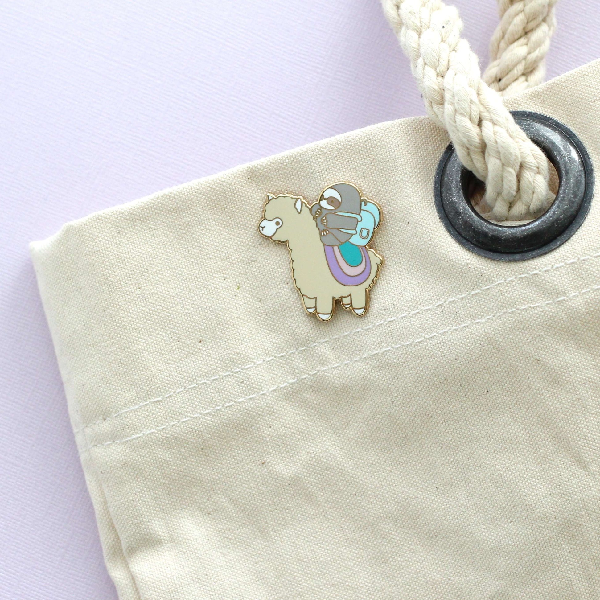 Broche d'aventurier paresseux et alpaga (doré, version pastel) - Broche émaillée alpaga - Cadeau paresseux - Broche lama