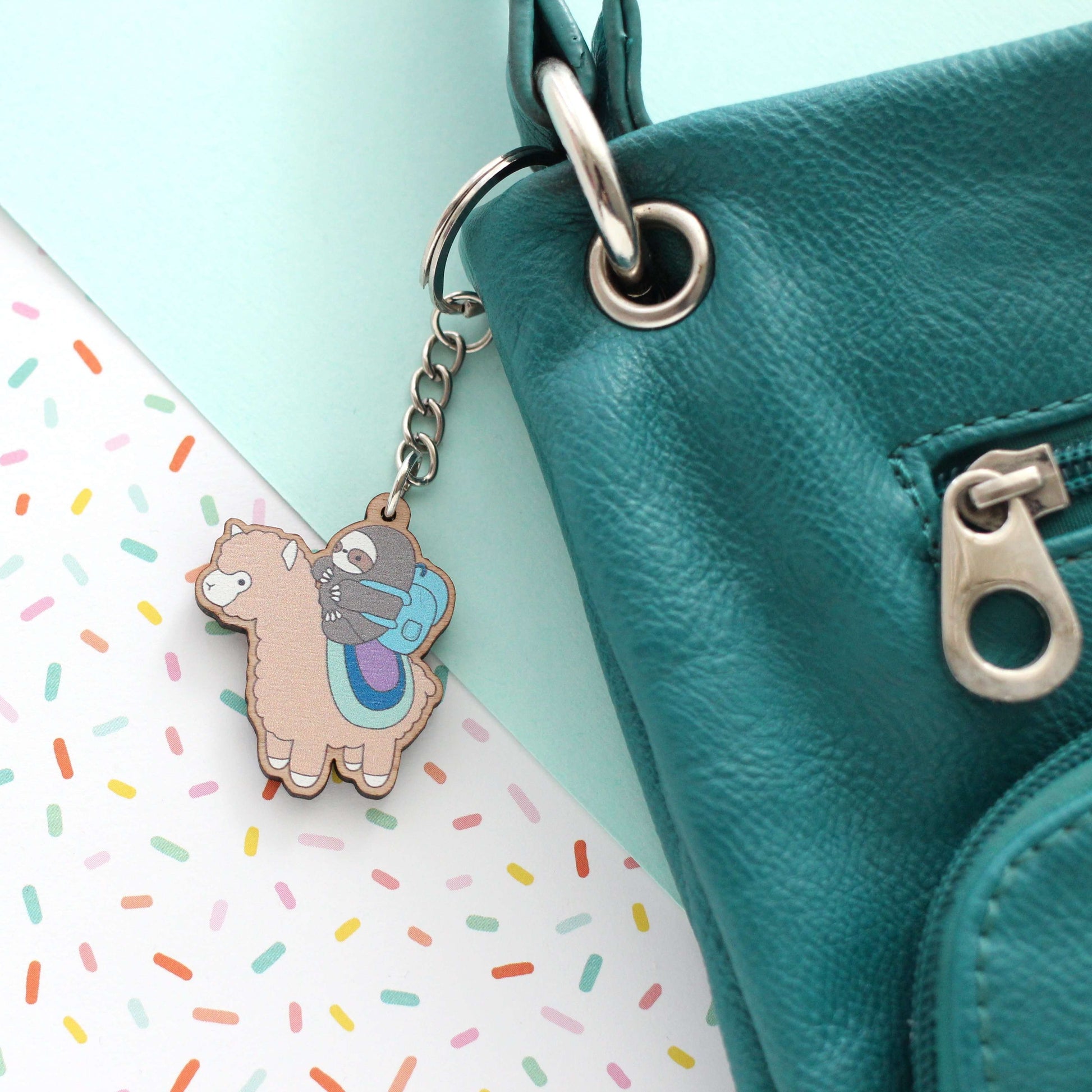 Porte-clés en bois « Aventurier paresseux et alpaga » (marron) - Cadeau durable - Cadeau lama