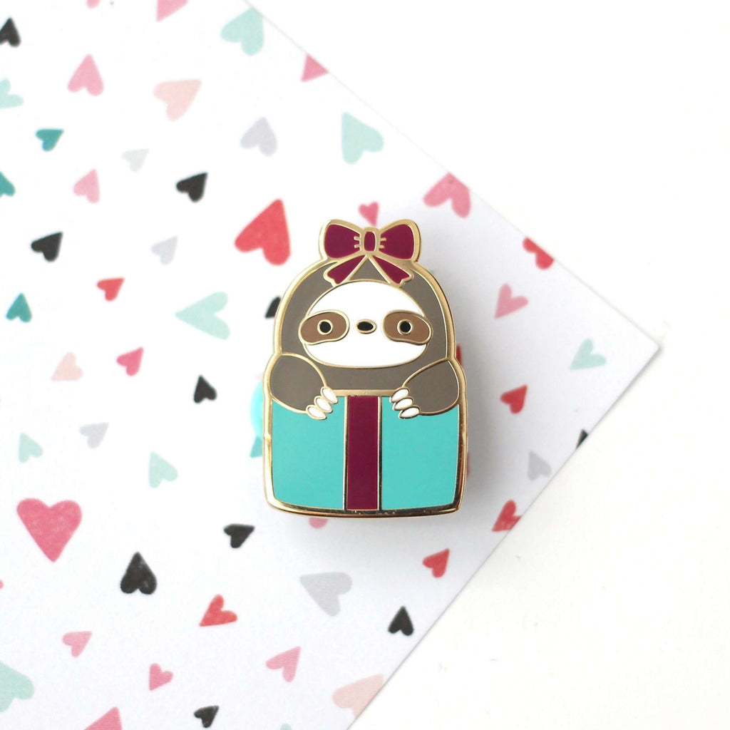 Coffret cadeau avec broche en émail représentant un paresseux. Cadeau d'anniversaire pour un paresseux. Cadeau de Saint-Valentin.