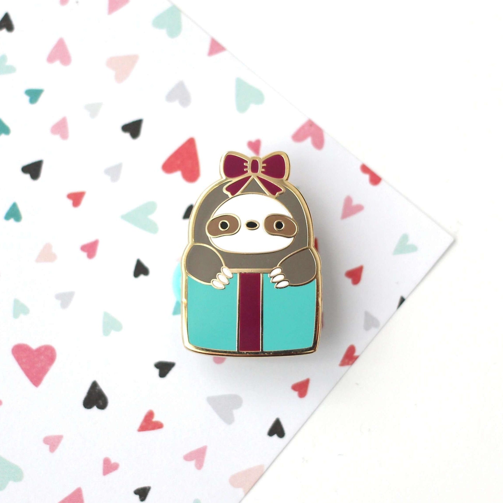 Coffret cadeau avec broche en émail représentant un paresseux. Cadeau d'anniversaire pour un paresseux. Cadeau de Saint-Valentin.