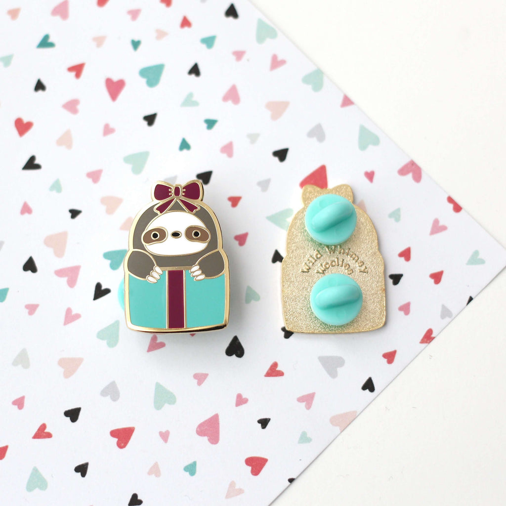 Coffret cadeau avec broche en émail représentant un paresseux. Cadeau d'anniversaire pour un paresseux. Cadeau de Saint-Valentin.