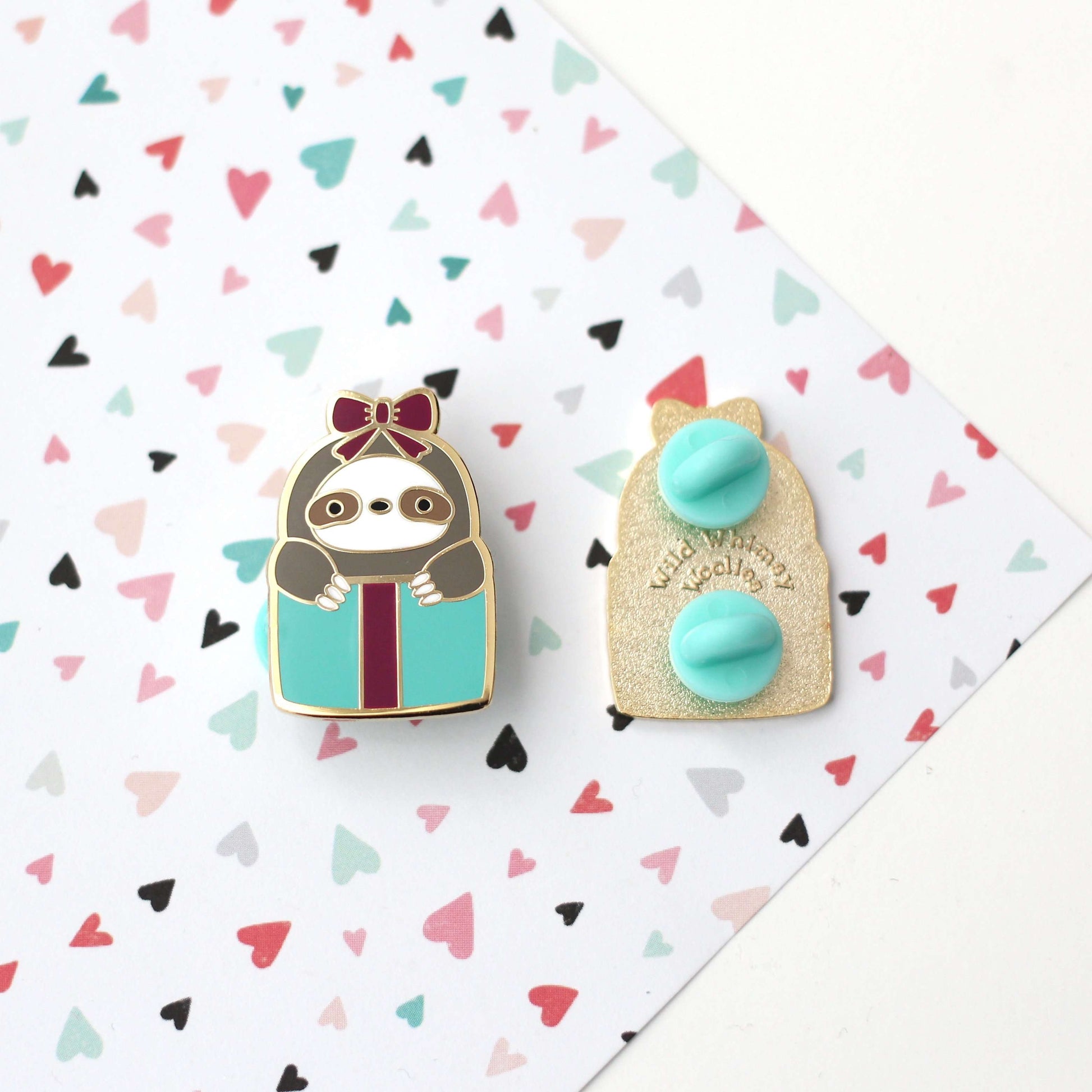 Coffret cadeau avec broche en émail représentant un paresseux. Cadeau d'anniversaire pour un paresseux. Cadeau de Saint-Valentin.