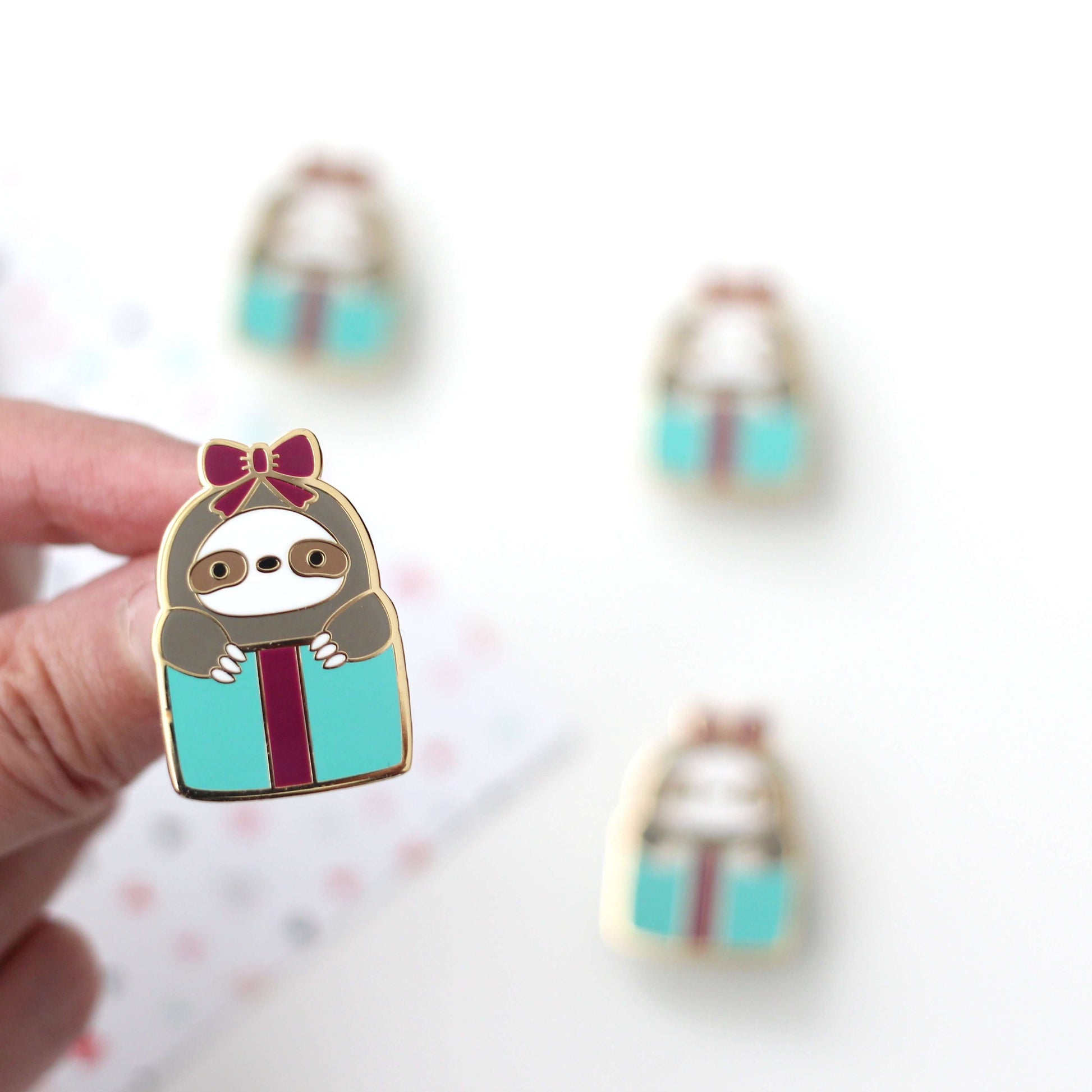 Coffret cadeau avec broche en émail représentant un paresseux. Cadeau d'anniversaire pour un paresseux. Cadeau de Saint-Valentin.