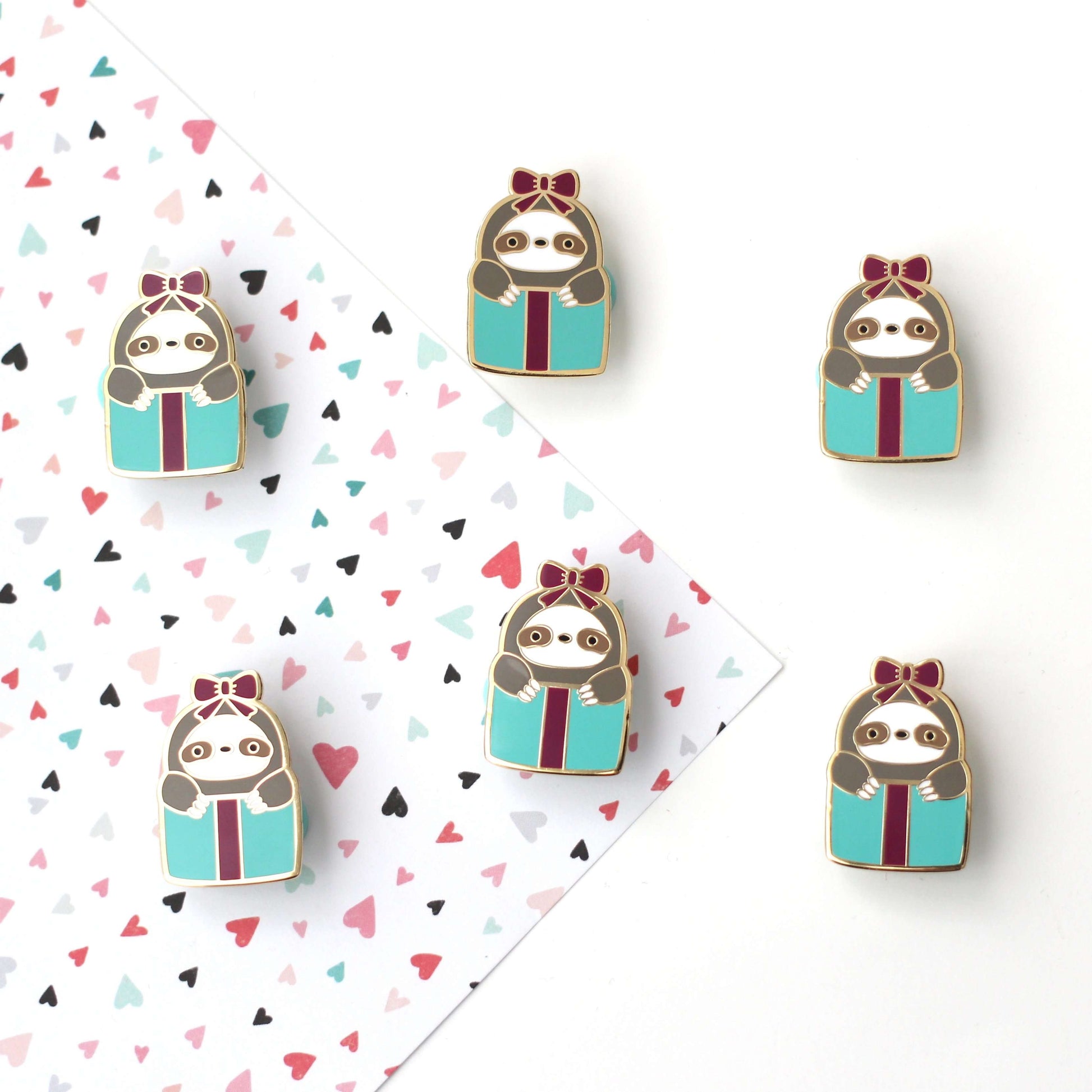 Coffret cadeau avec broche en émail représentant un paresseux. Cadeau d'anniversaire pour un paresseux. Cadeau de Saint-Valentin.