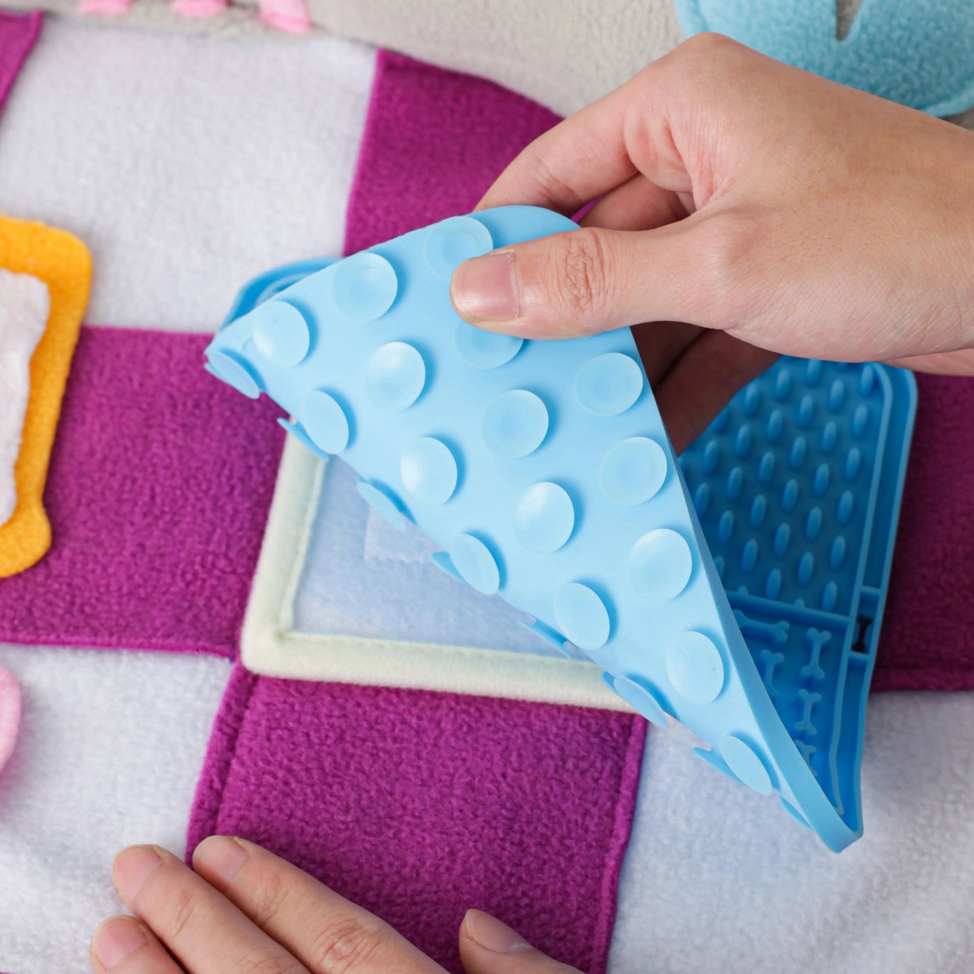 Squeaky Bone Snuffle Mat for Dogs – Interactive Foraging Fun, 24"- RETAIL LUFTPETS