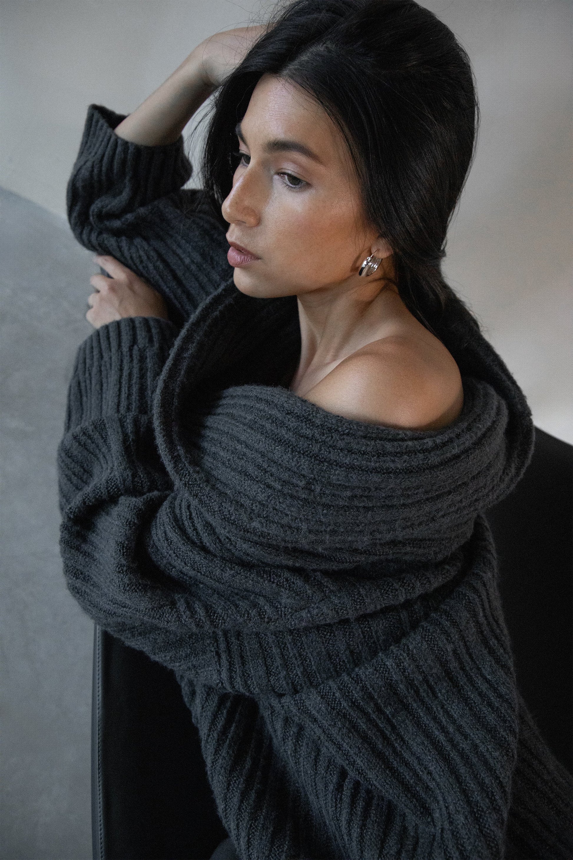 PULL OVERSIZE À ÉPAULES DÉNUDÉES
