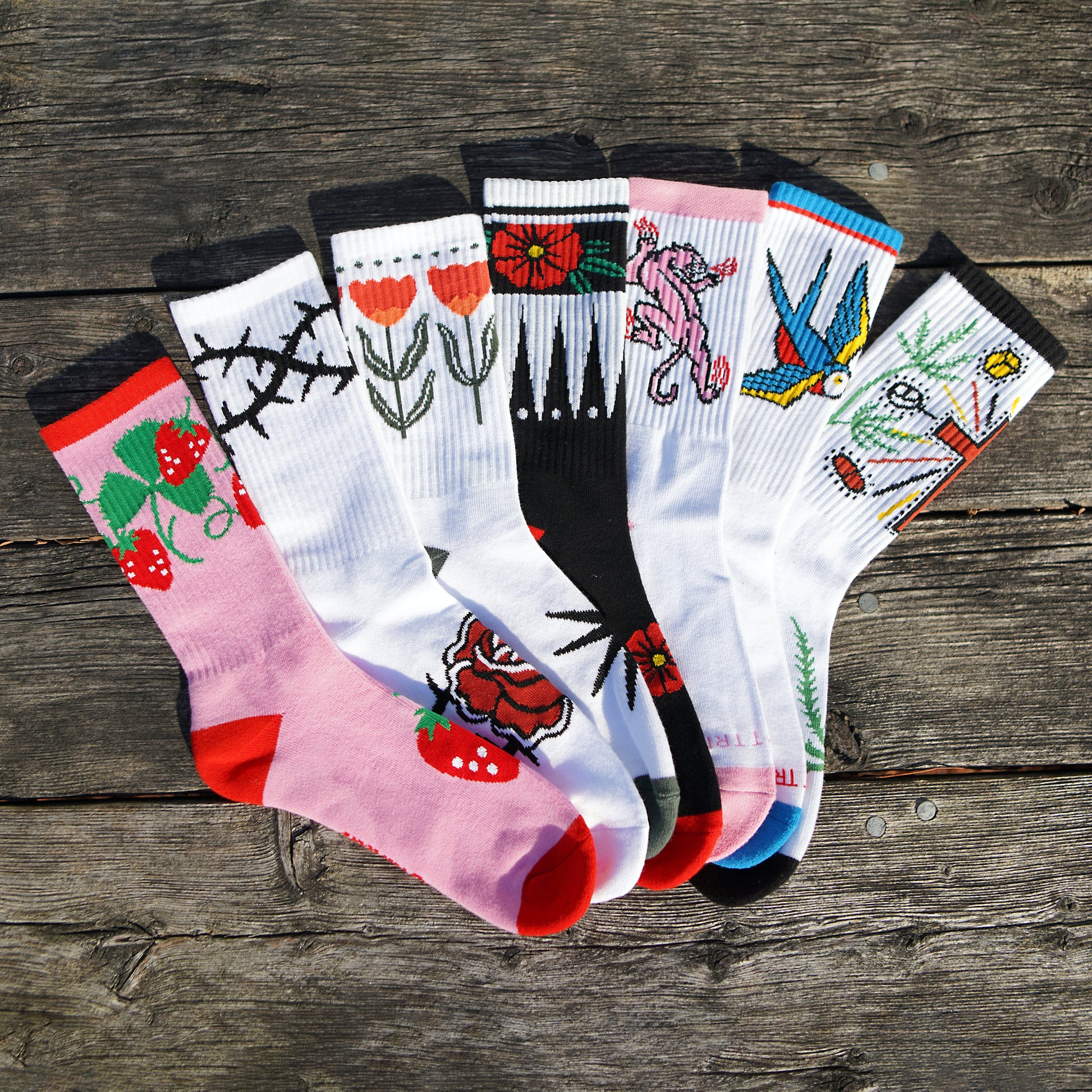Chaussettes noires à fleurs géométriques
