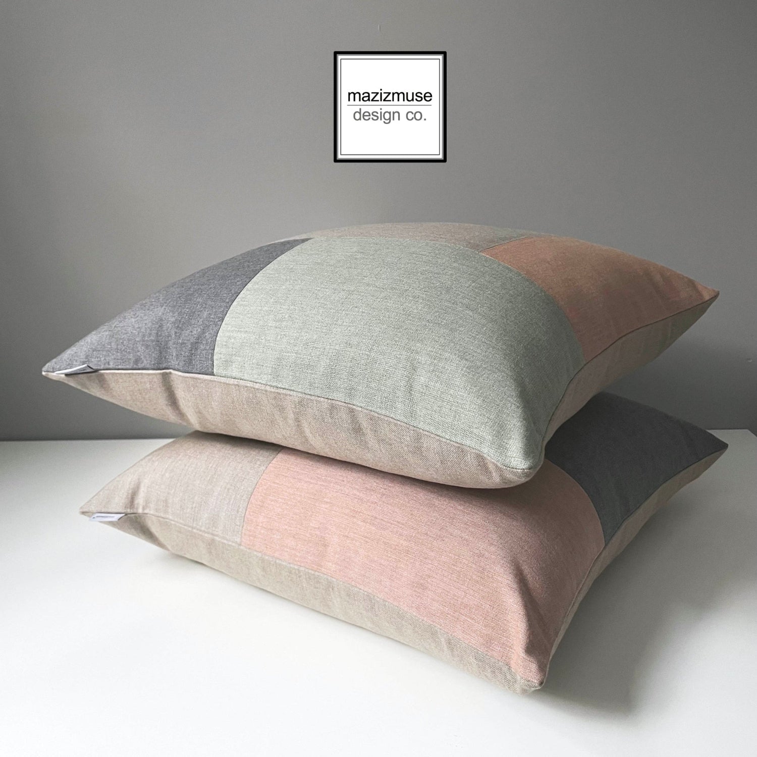 Deux housses de coussin d'extérieur Sunbrella® vert sauge, coussins Oasis Petal et Ash